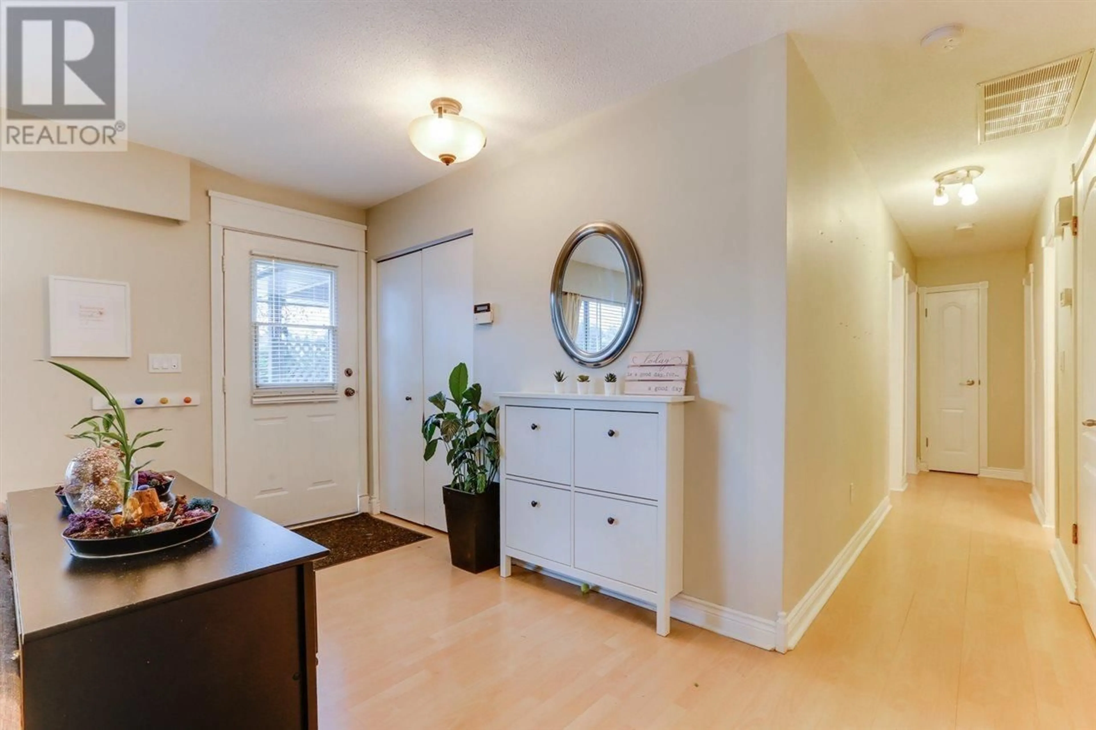 Indoor entryway, wood floors for 671 CYPRESS STREET, Coquitlam British Columbia V3J6L3