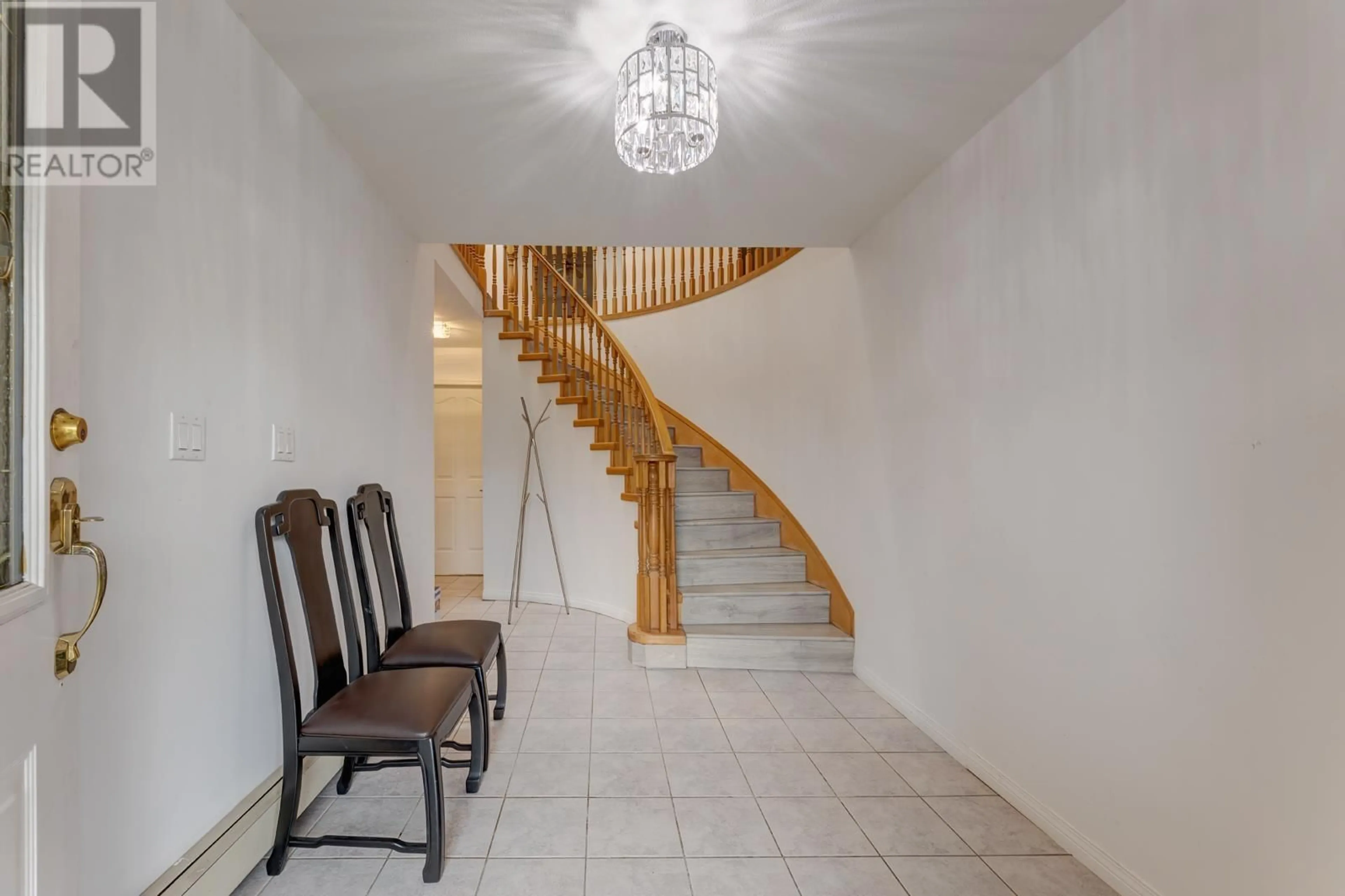 Indoor foyer, wood floors for 710 CRANE PLACE, New Westminster British Columbia V3M6P5