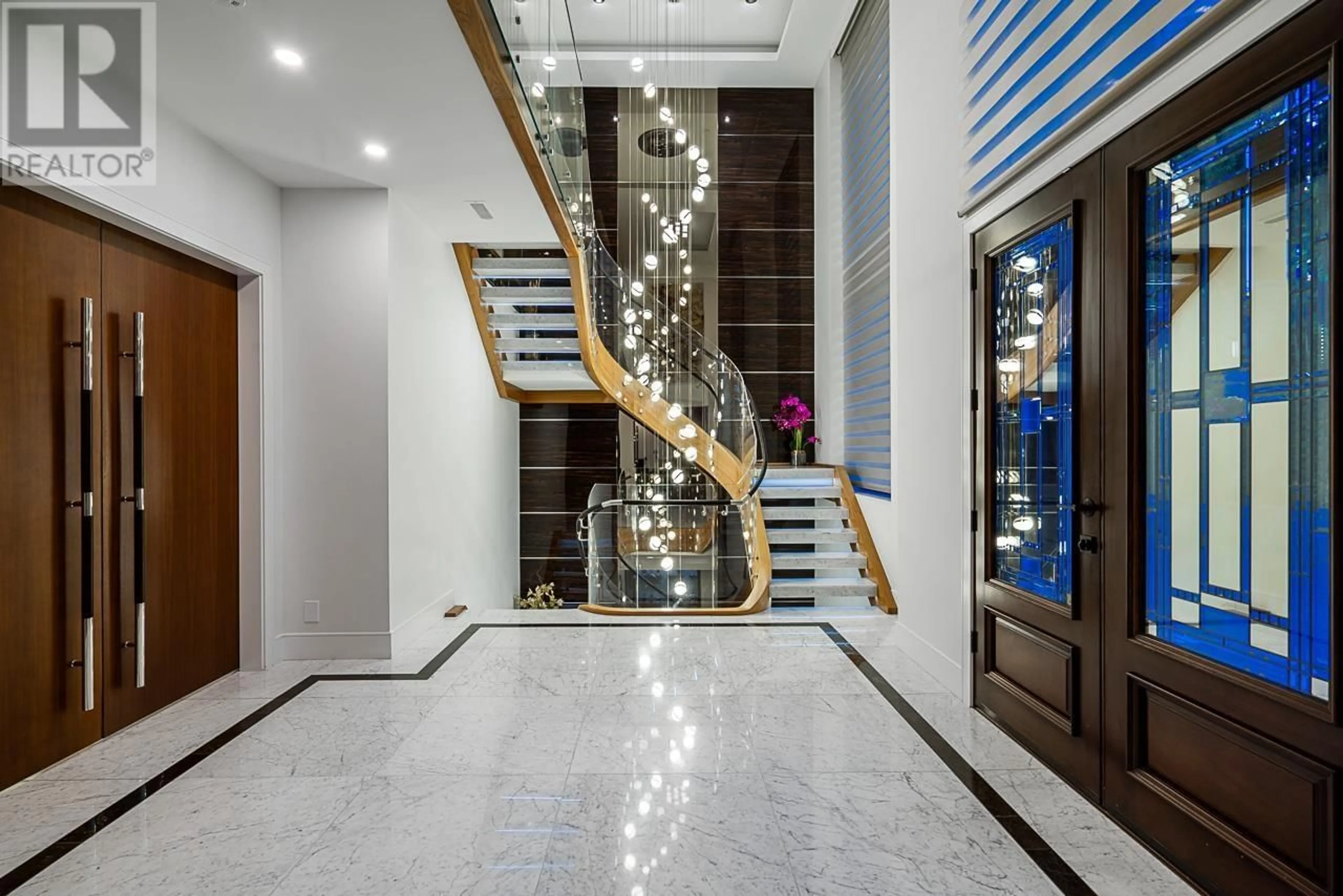 Indoor foyer, wood floors for 558 GLENROSS ROAD, West Vancouver British Columbia V7S1L5