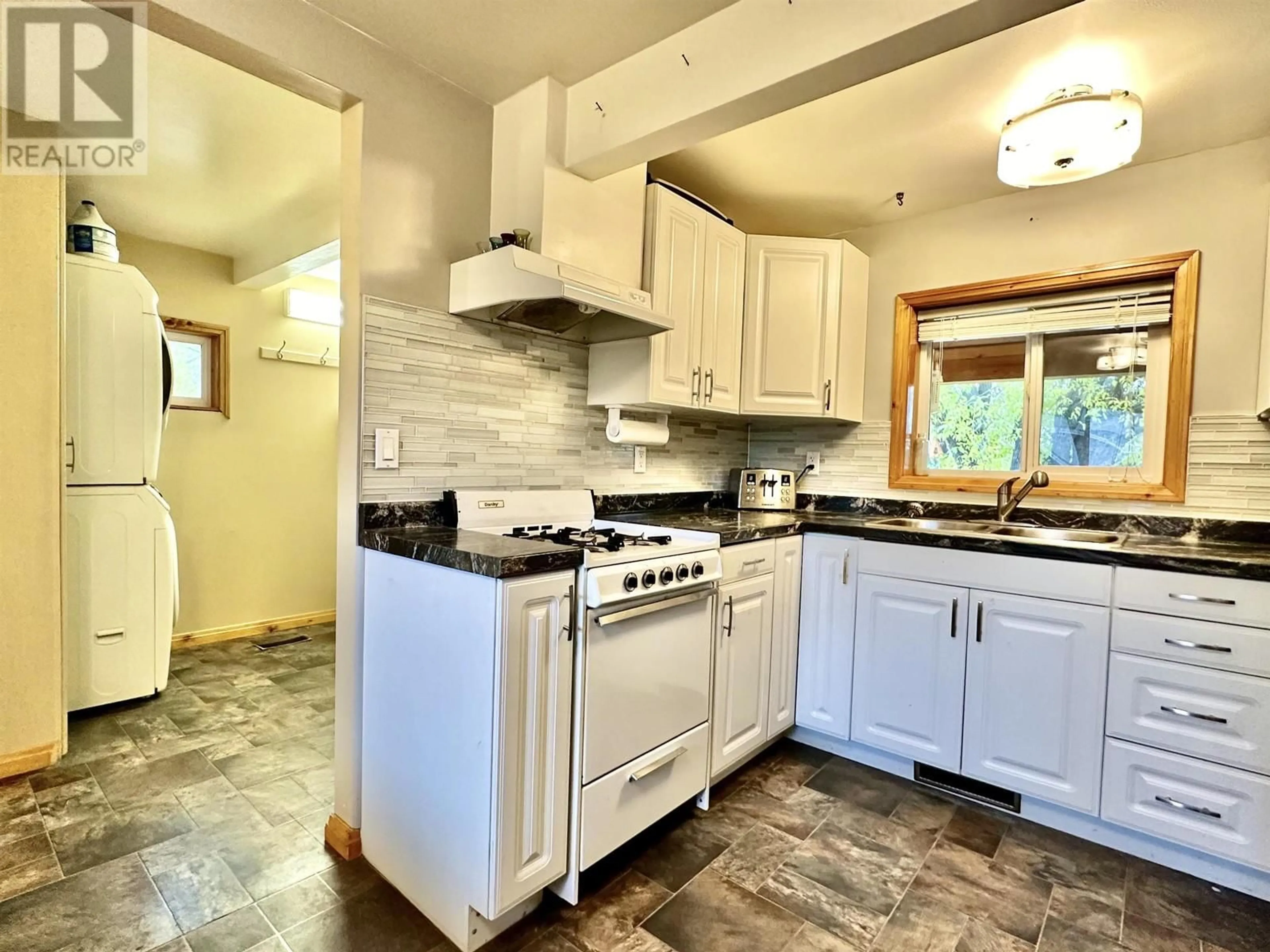 Open concept kitchen, ceramic/tile floor for 1272 3RD AVENUE, Valemount British Columbia V0E2Z0