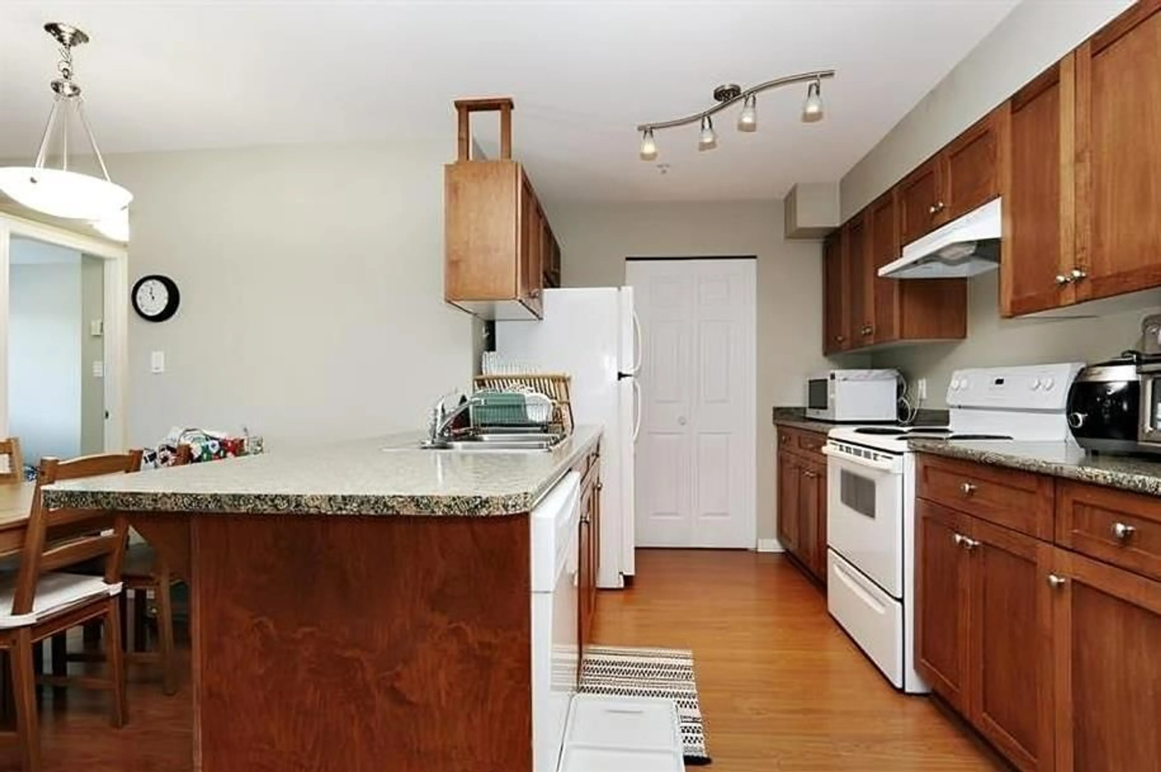 Standard kitchen, wood floors, cottage for 305 33960 OLD YALE ROAD, Abbotsford British Columbia V2S2J9