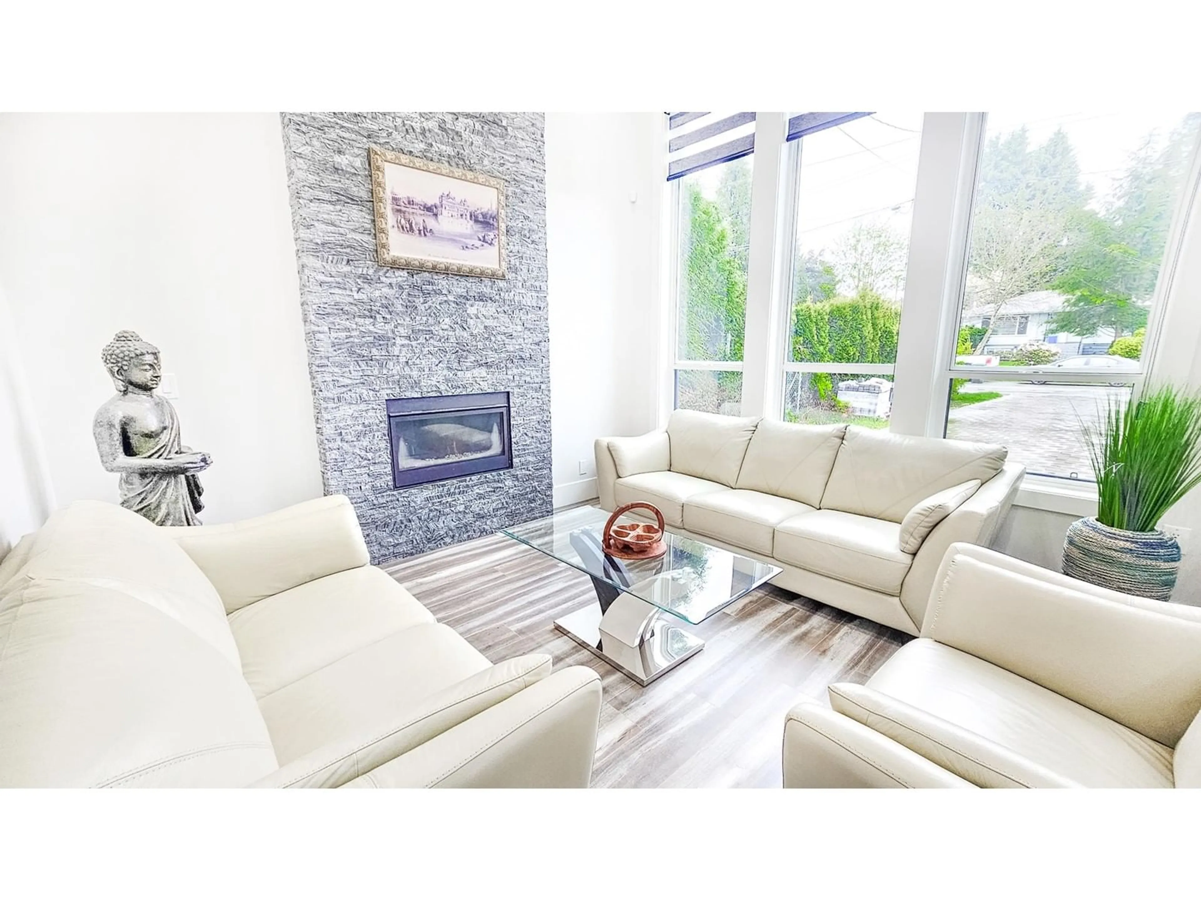 Living room, carpet floors for 14685 110A AVE AVENUE, Surrey British Columbia V3R2B6