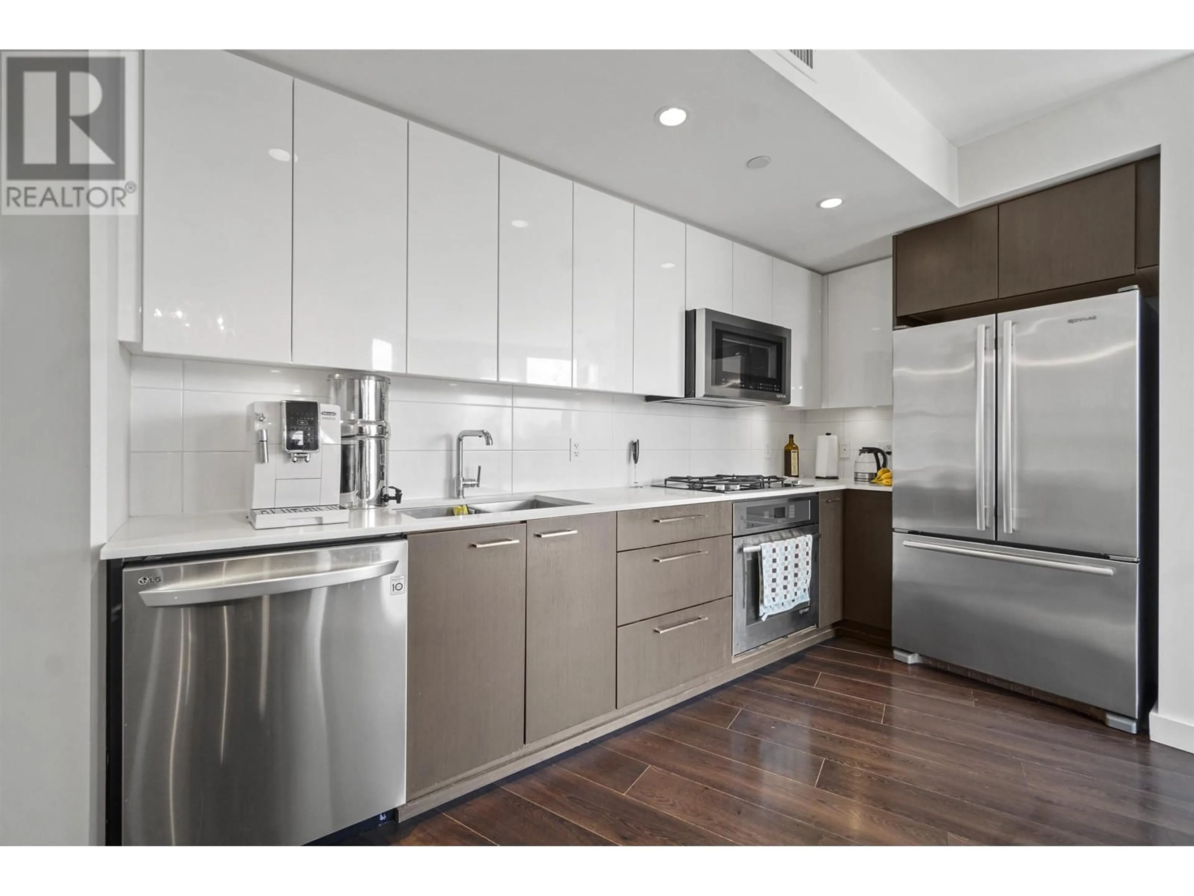 Contemporary kitchen, wood floors for 1718 1618 QUEBEC STREET, Vancouver British Columbia V6A0C5