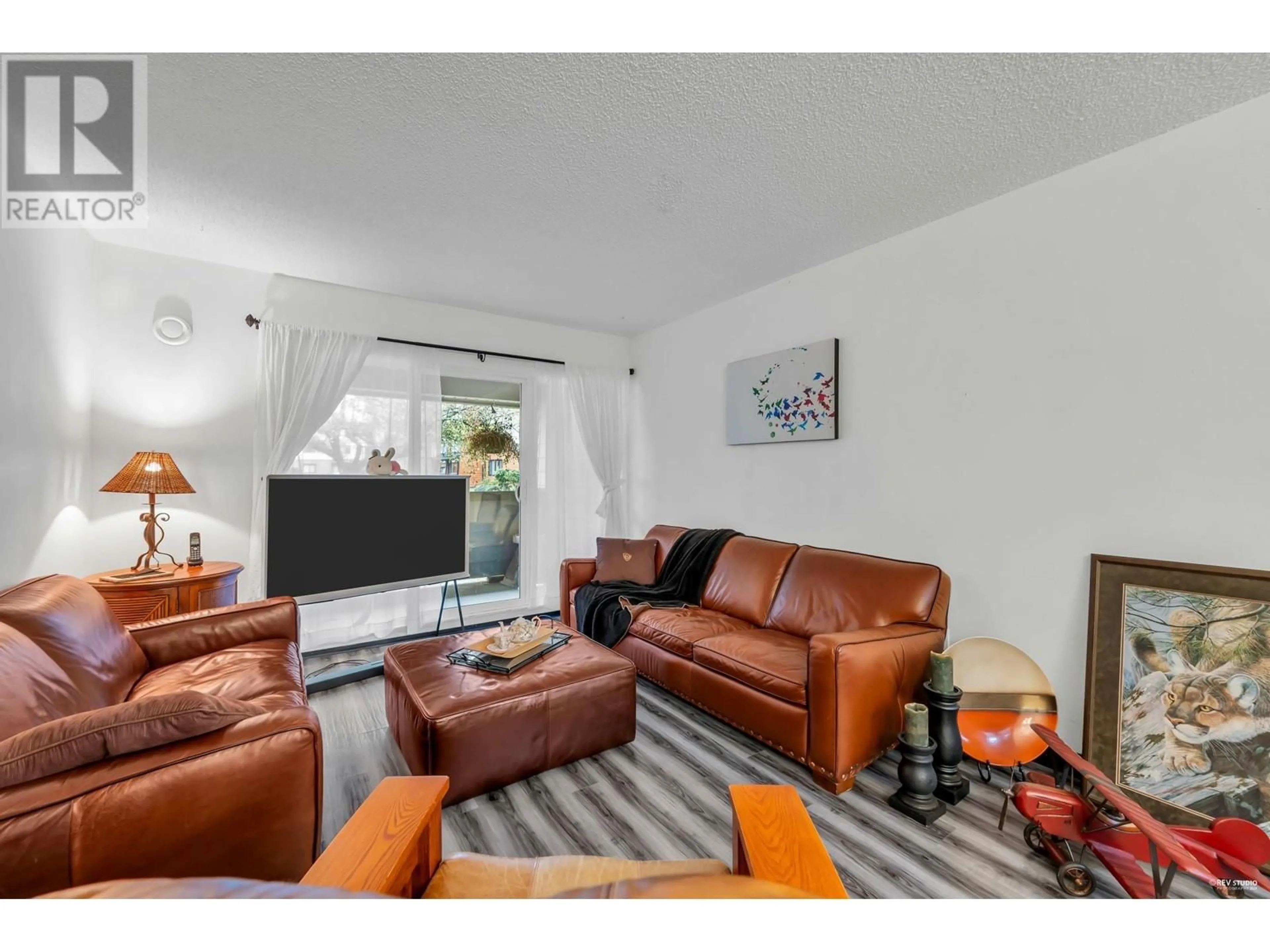 Living room, wood floors for 114 3451 SPRINGFIELD DRIVE, Richmond British Columbia V7E1Z2