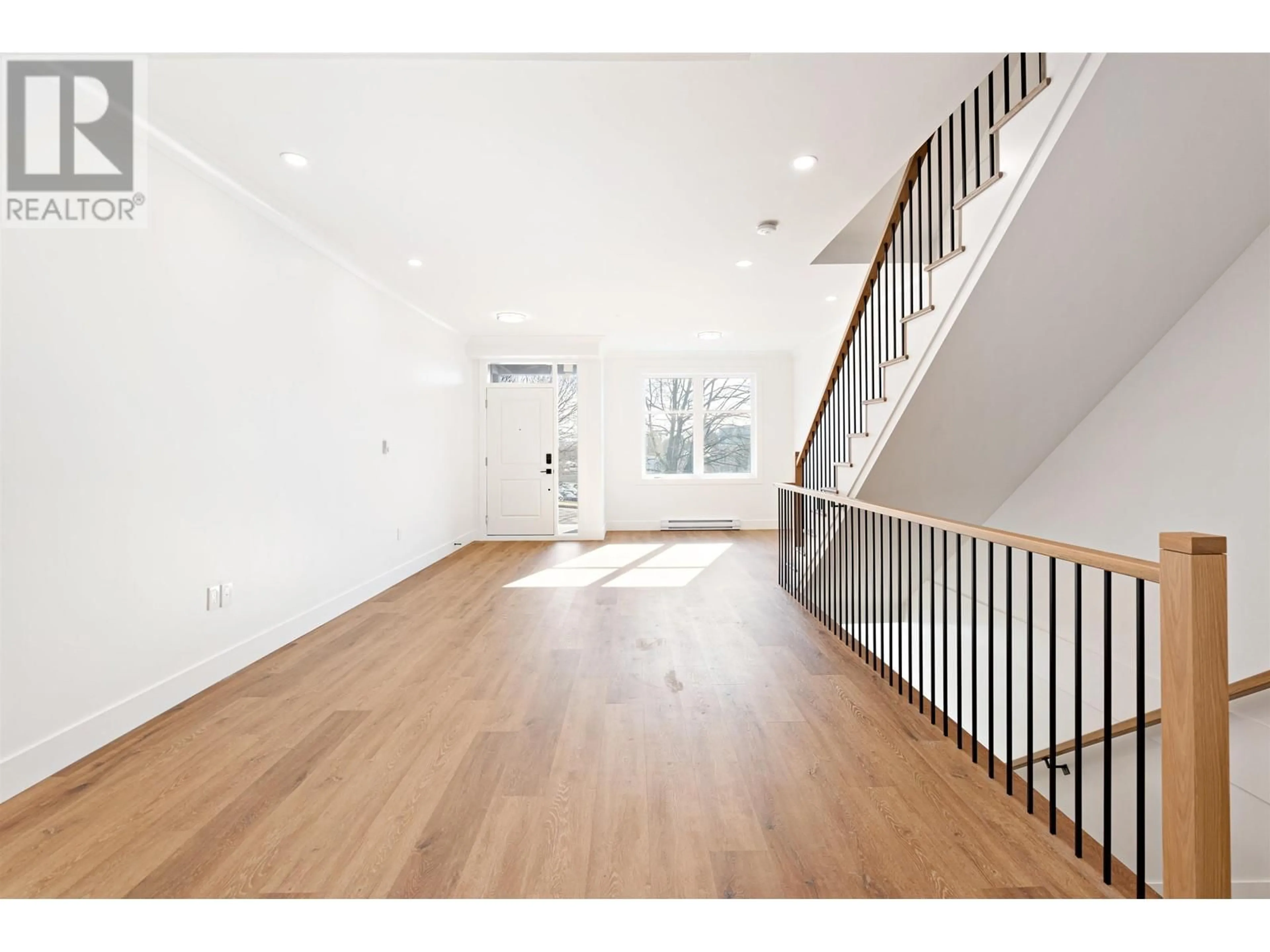 Indoor foyer, wood floors for 43 E 8TH AVENUE, New Westminster British Columbia V3L4J4