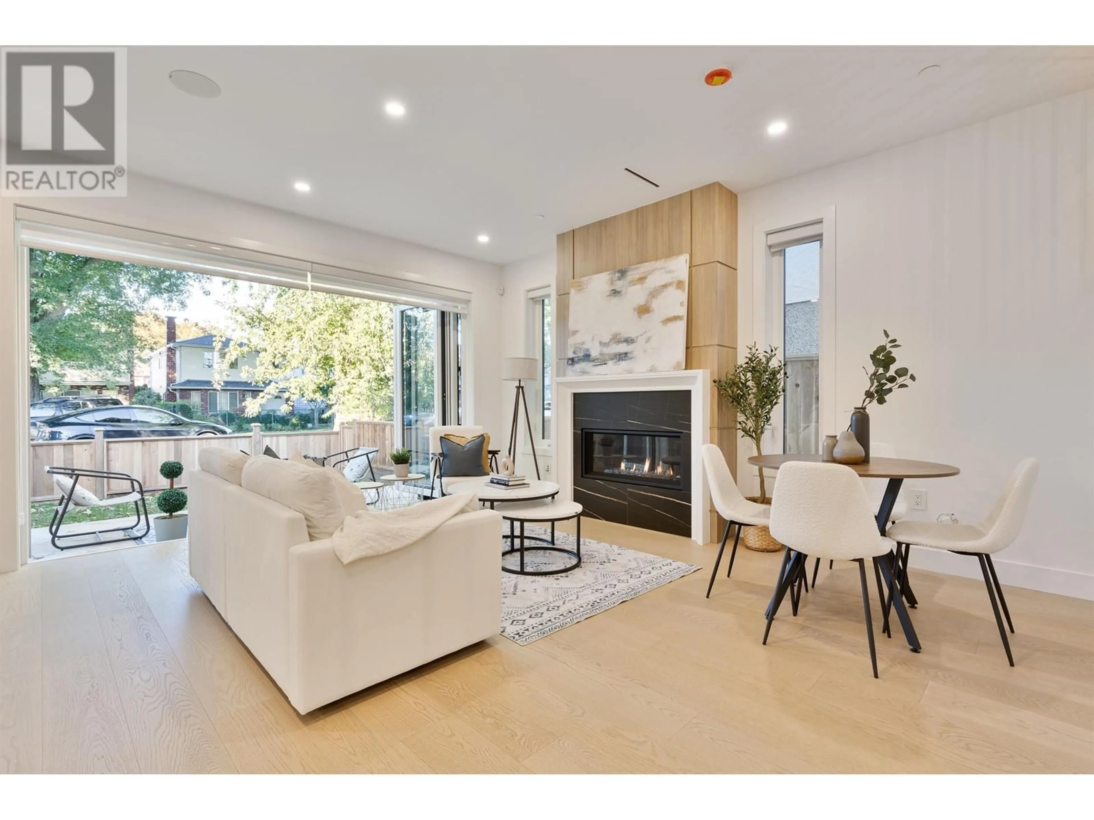 Living room, wood floors for 850 E 38TH AVENUE, Vancouver British Columbia V5W1J3