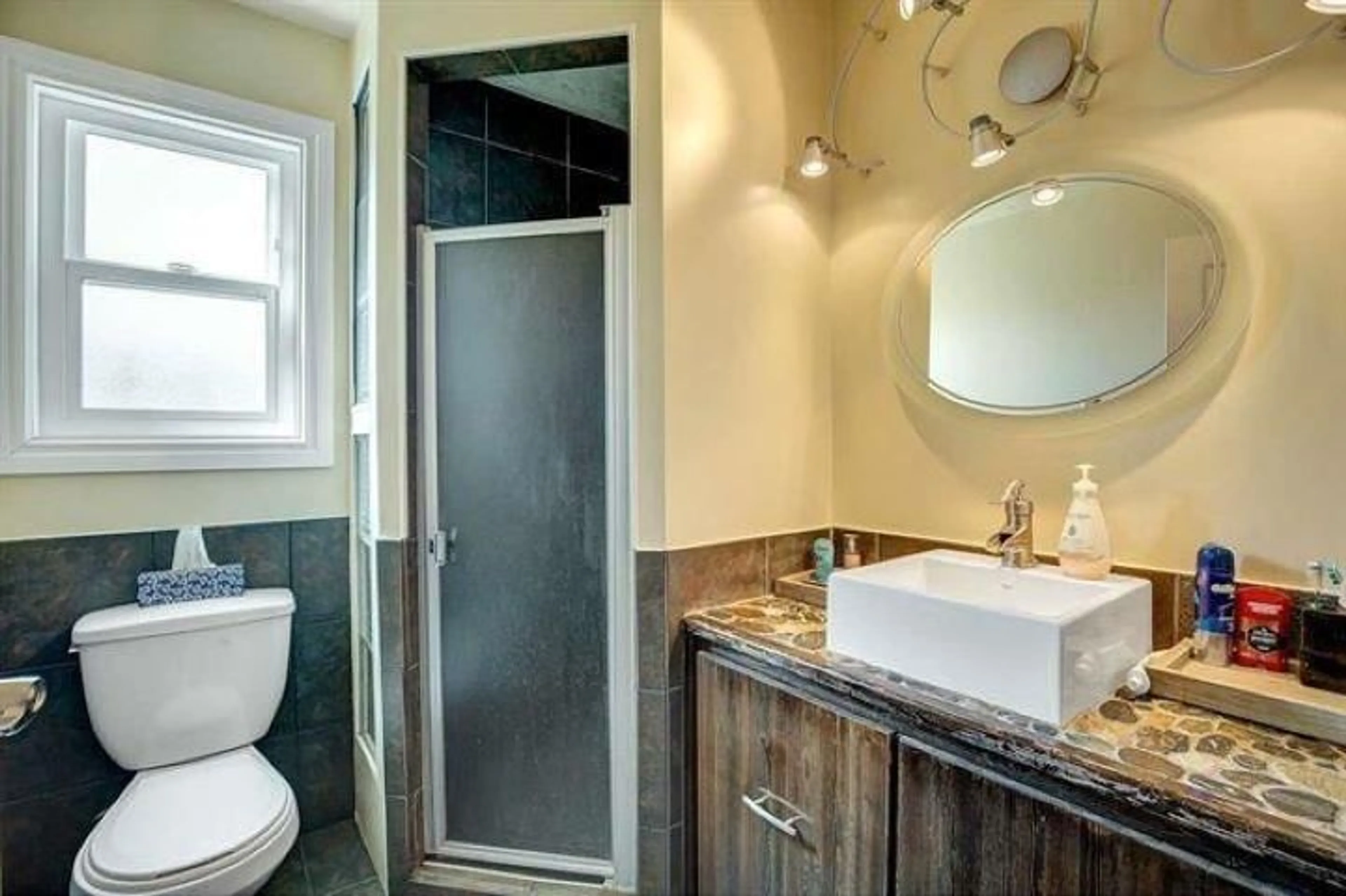 Bathroom, wood floors for 3471 SECHELT TERRACE, Abbotsford British Columbia V2T4Z3