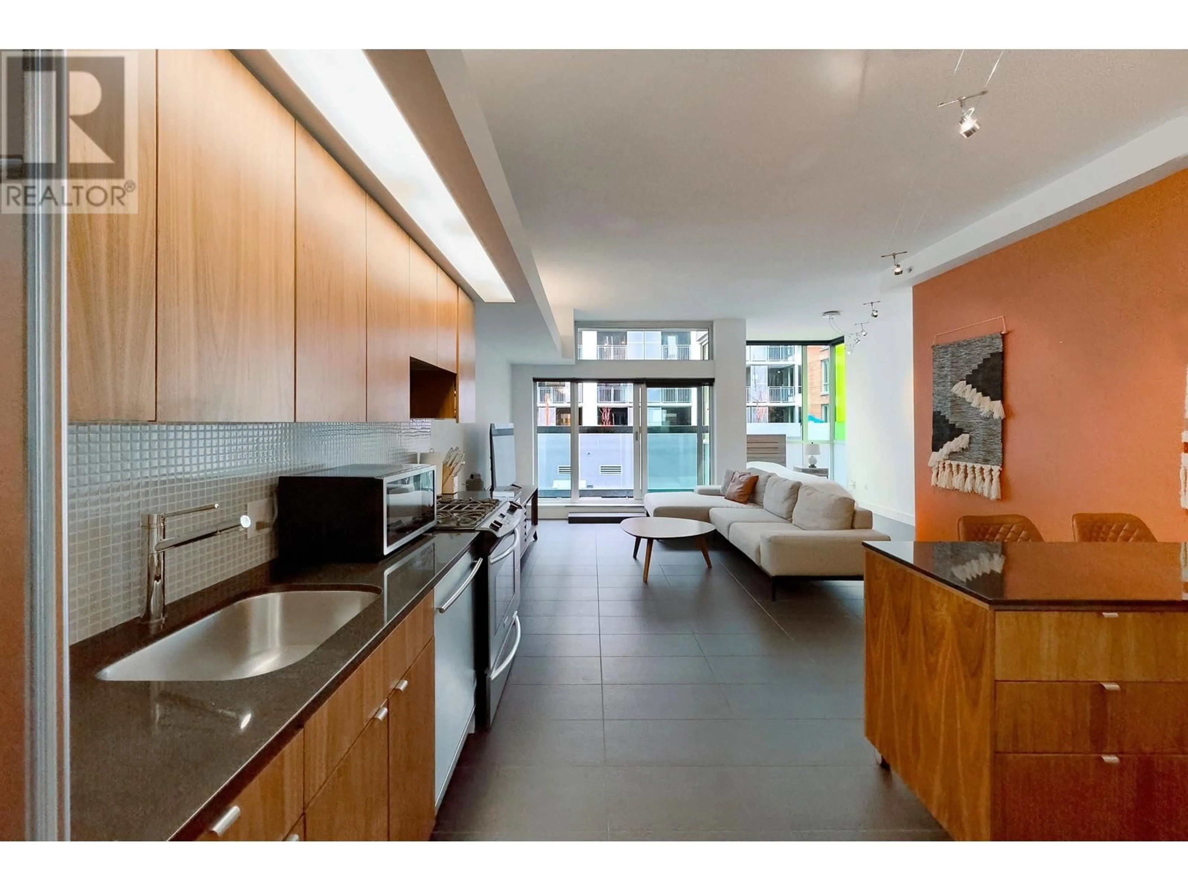 Open concept kitchen for 504 33 W PENDER STREET, Vancouver British Columbia V6B0E5