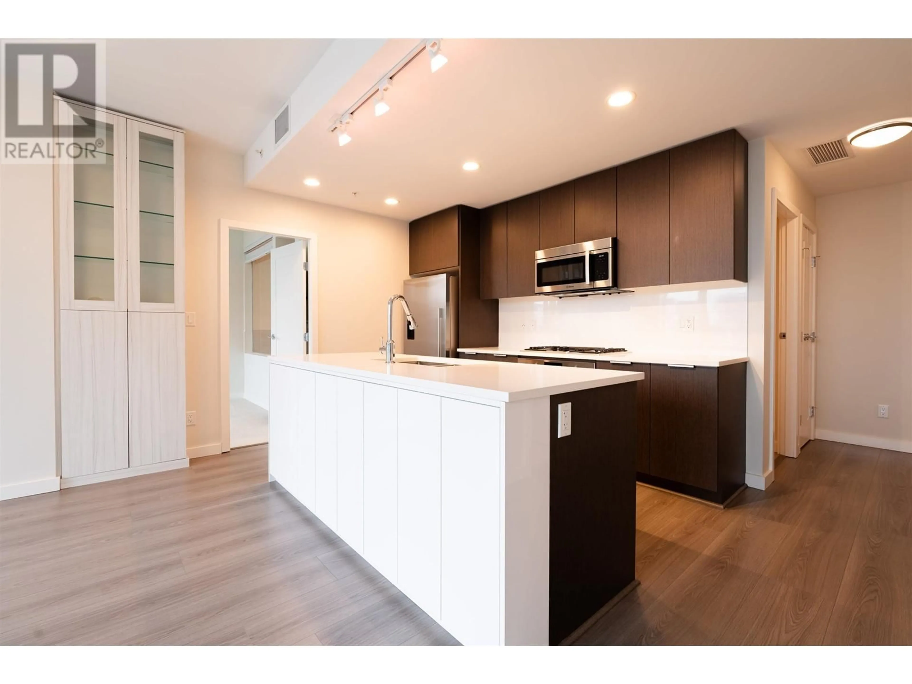 Open concept kitchen for 916 8688 HAZELBRIDGE WAY, Richmond British Columbia V6X0R6