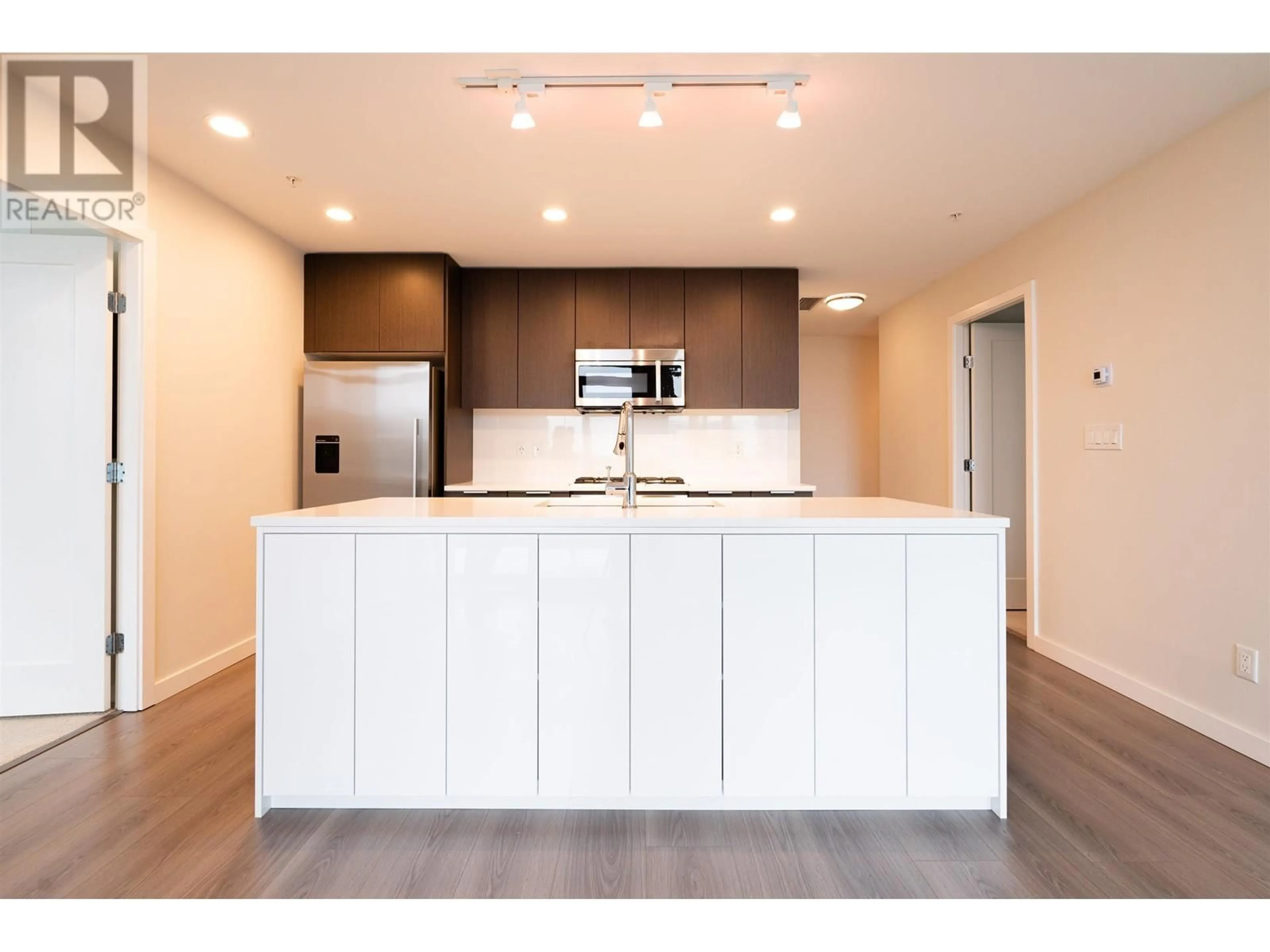 Open concept kitchen for 916 8688 HAZELBRIDGE WAY, Richmond British Columbia V6X0R6