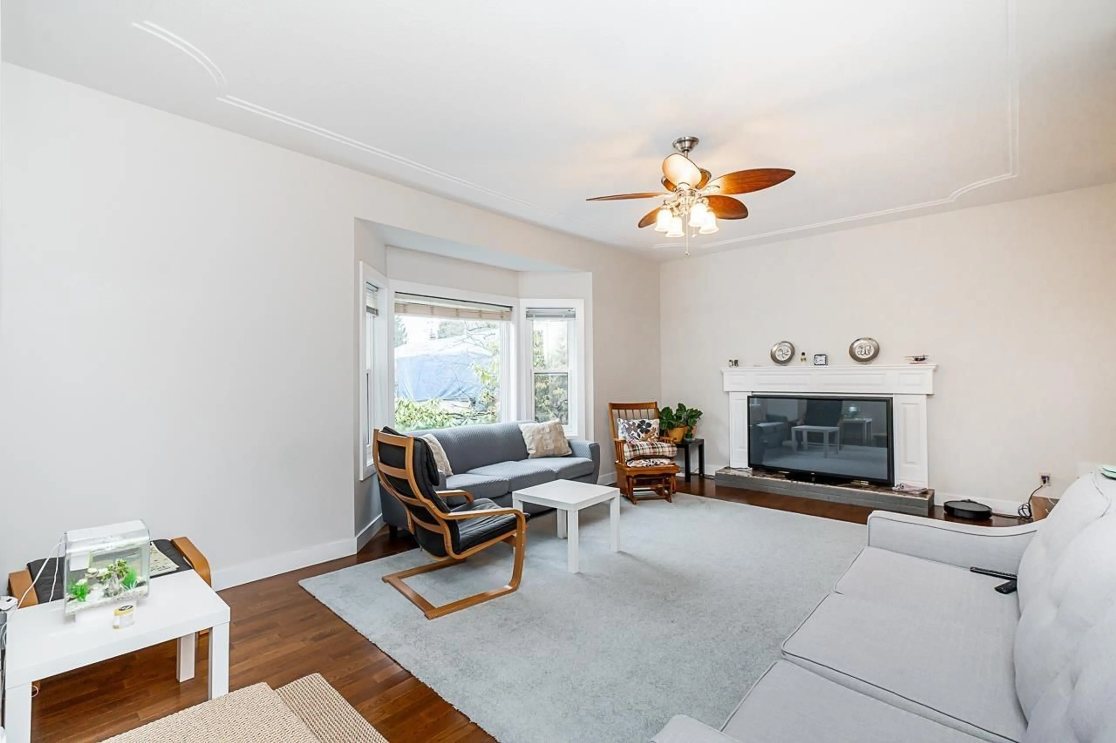 Living room, wood floors for 15674 101 AVENUE, Surrey British Columbia V4N2S1