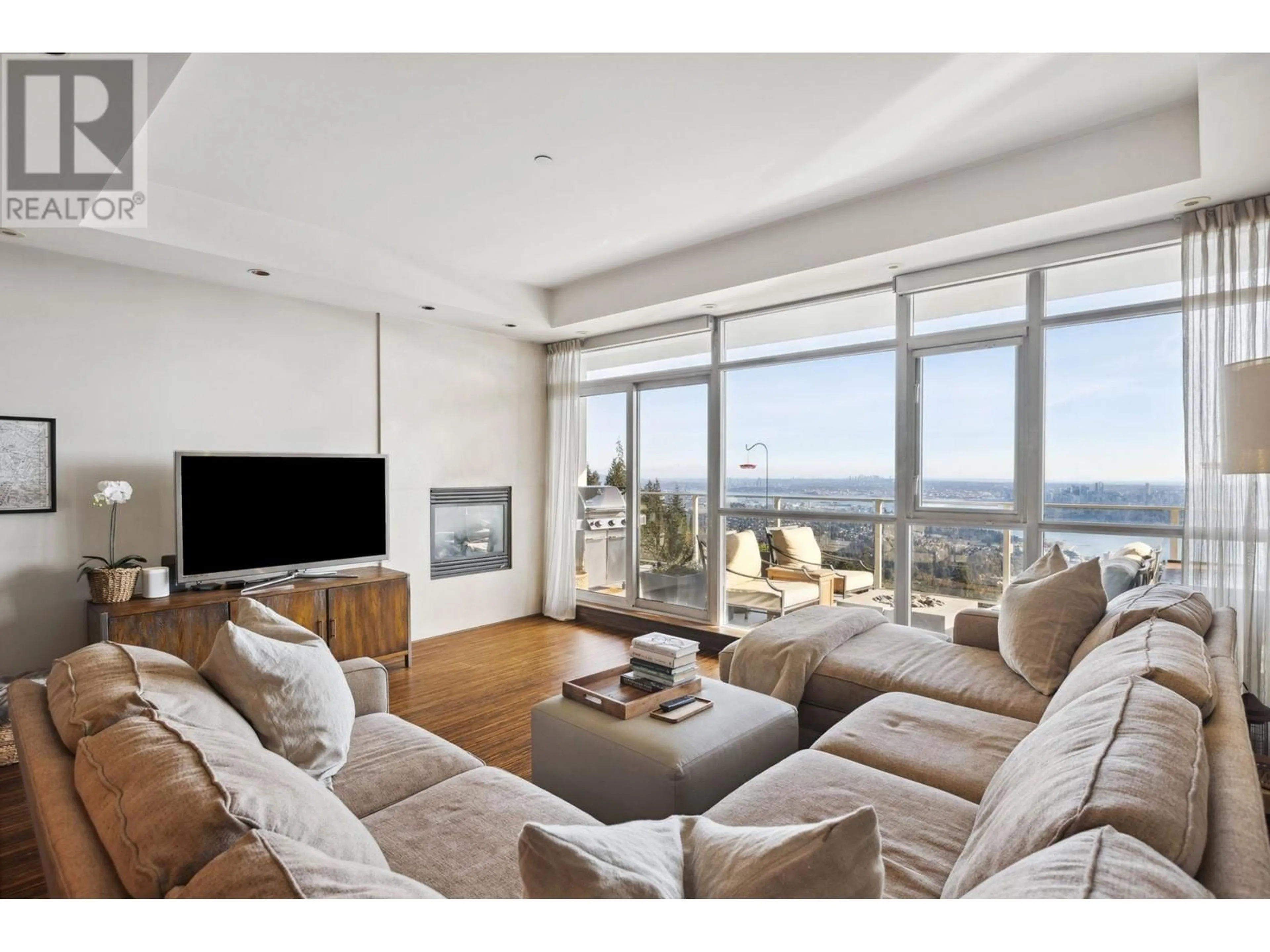 Living room, wood floors for 202 2210 CHIPPENDALE ROAD, West Vancouver British Columbia V7S3J4