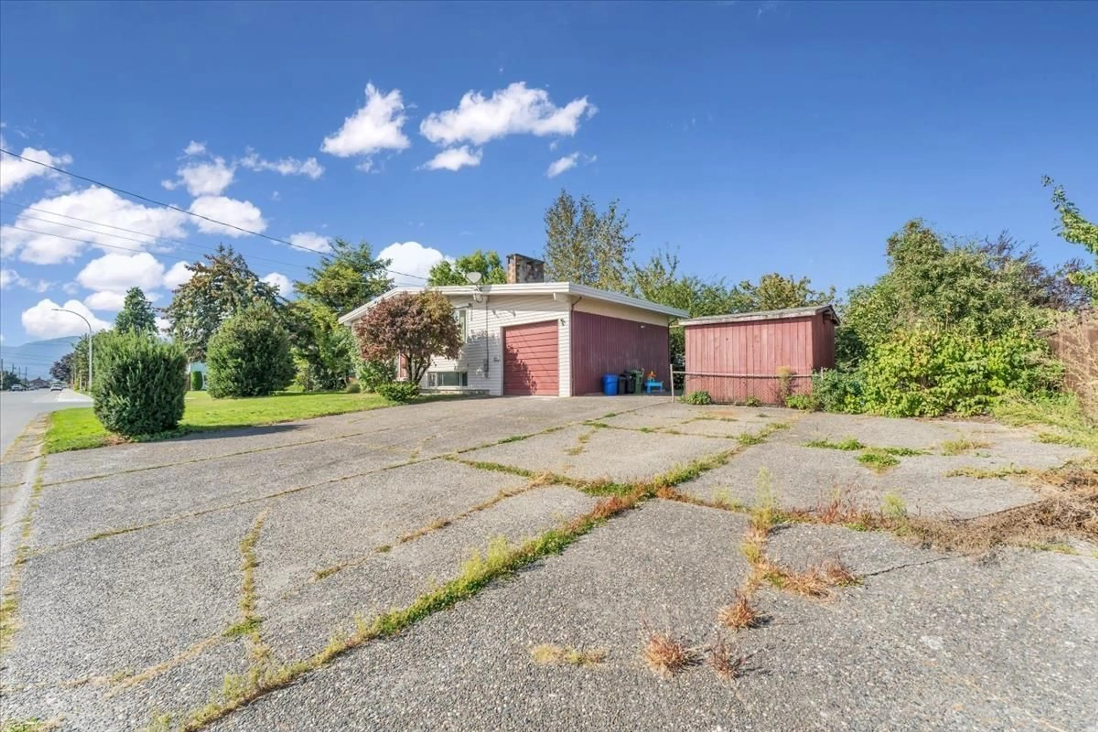 Frontside or backside of a home, the street view for 45273 BALMORAL AVENUE, Chilliwack British Columbia V2R3G9