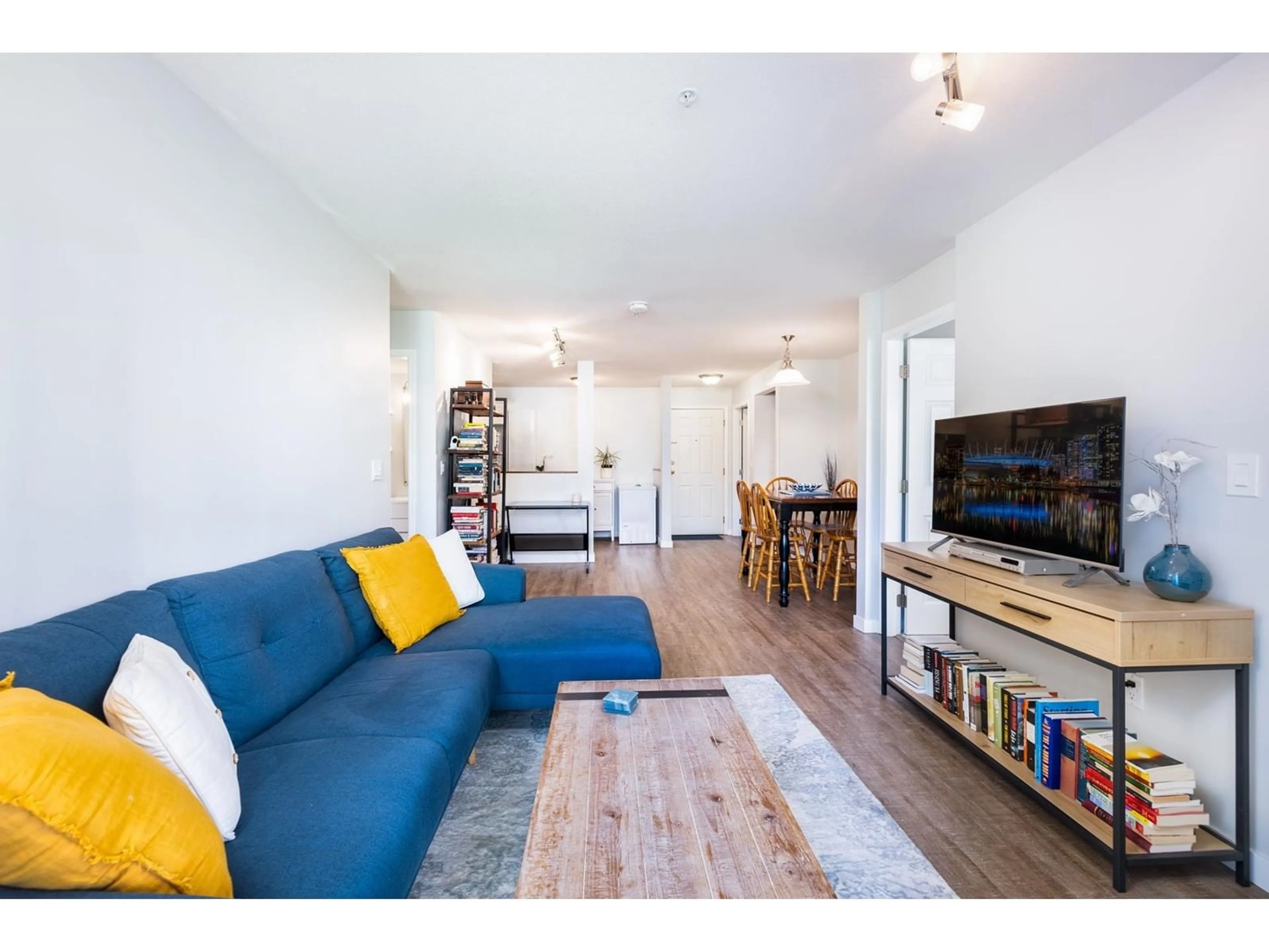 Living room, wood floors for 205 1280 MERKLIN STREET, White Rock British Columbia V4B4B9