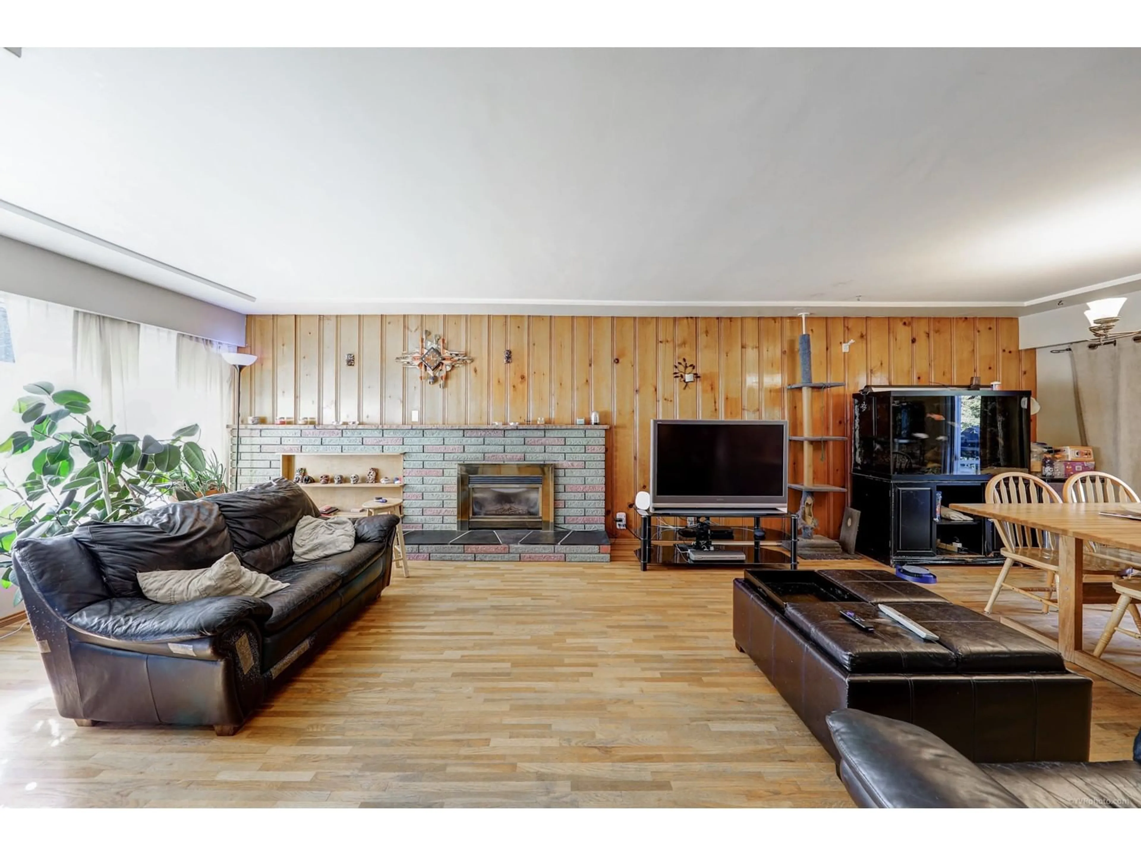 Living room, wood floors for 11687 98A AVENUE, Surrey British Columbia V3V2L1