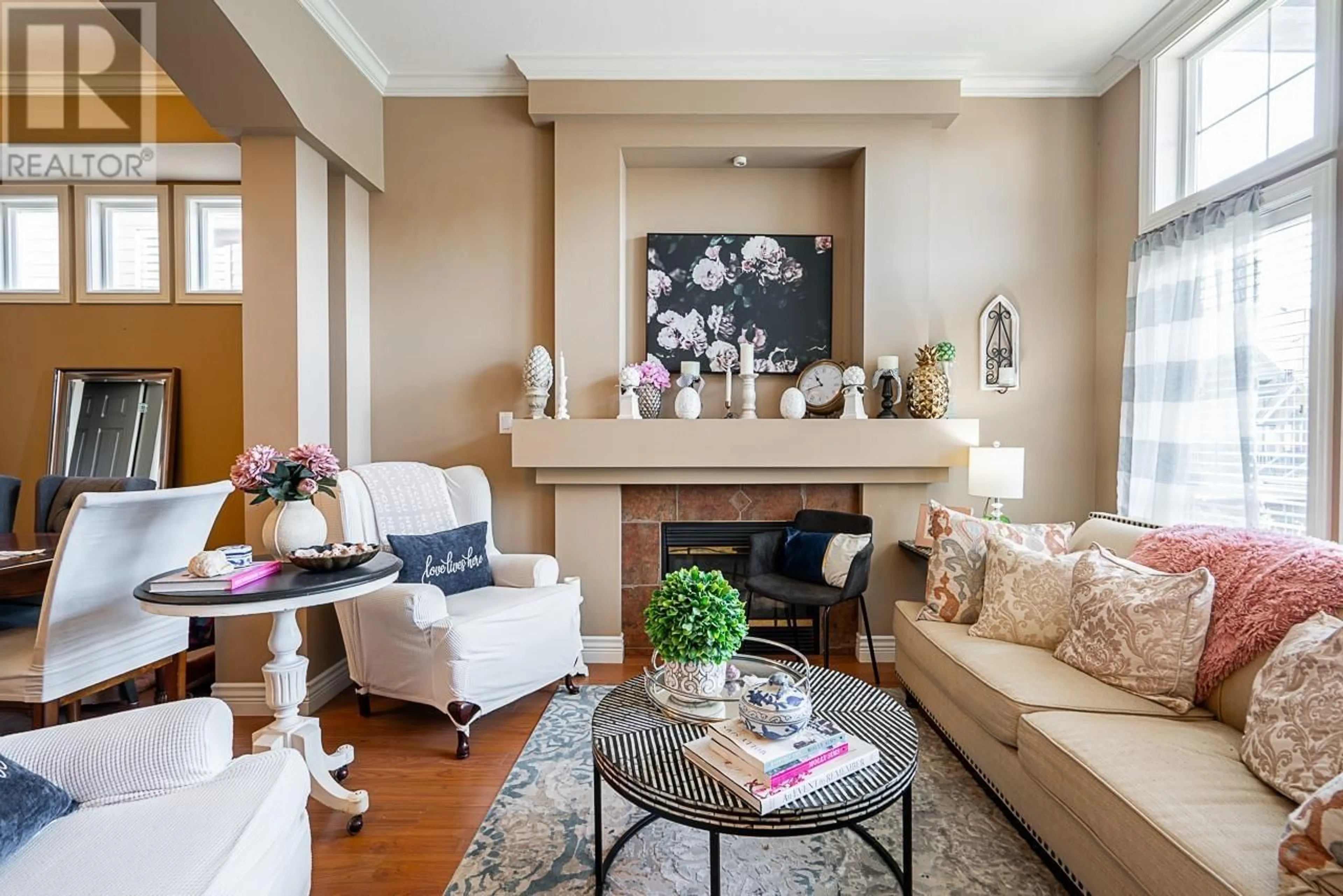 Living room, wood floors for 19243 FIELDSTONE WALK, Pitt Meadows British Columbia V3Y2X1