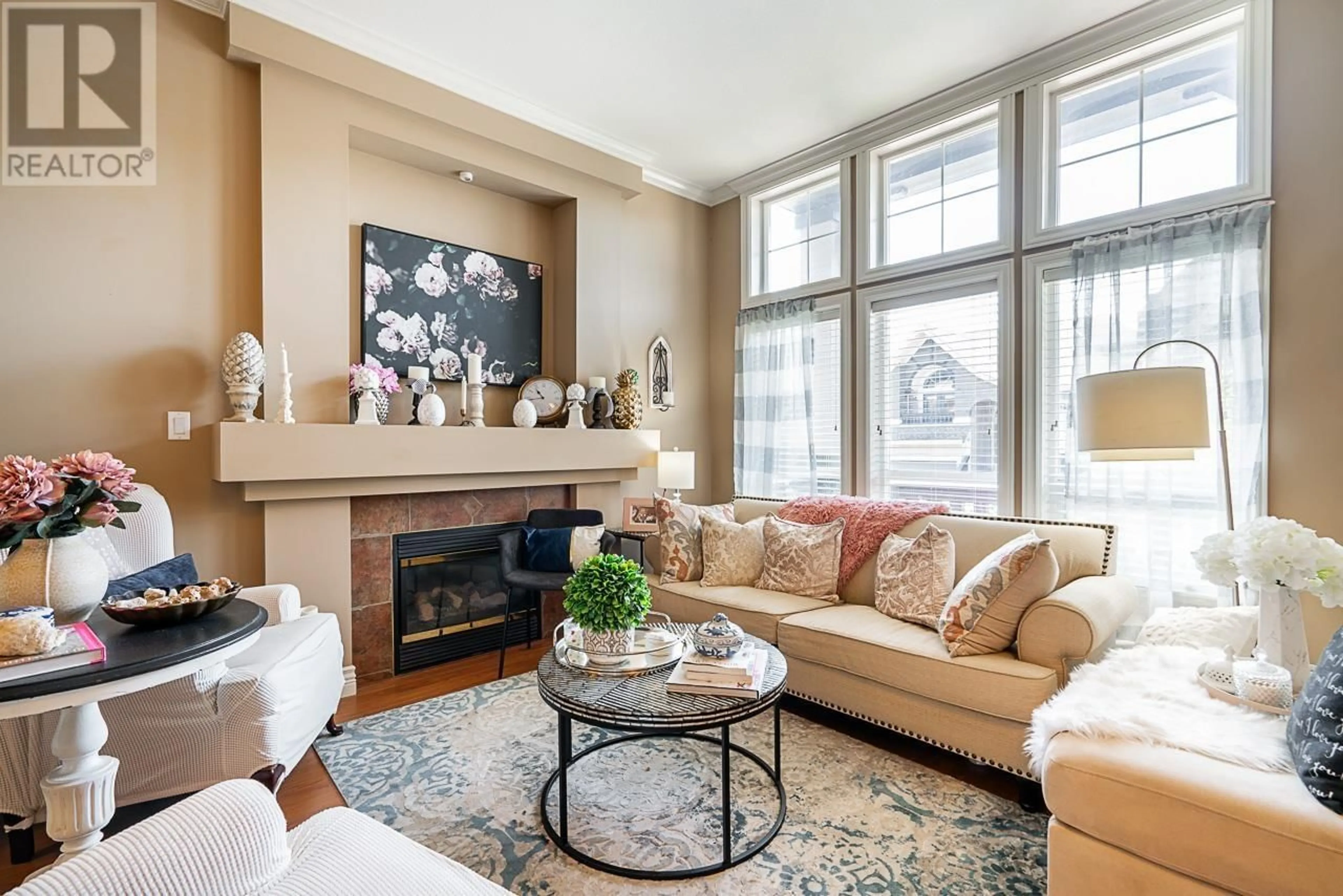 Living room, carpet floors for 19243 FIELDSTONE WALK, Pitt Meadows British Columbia V3Y2X1