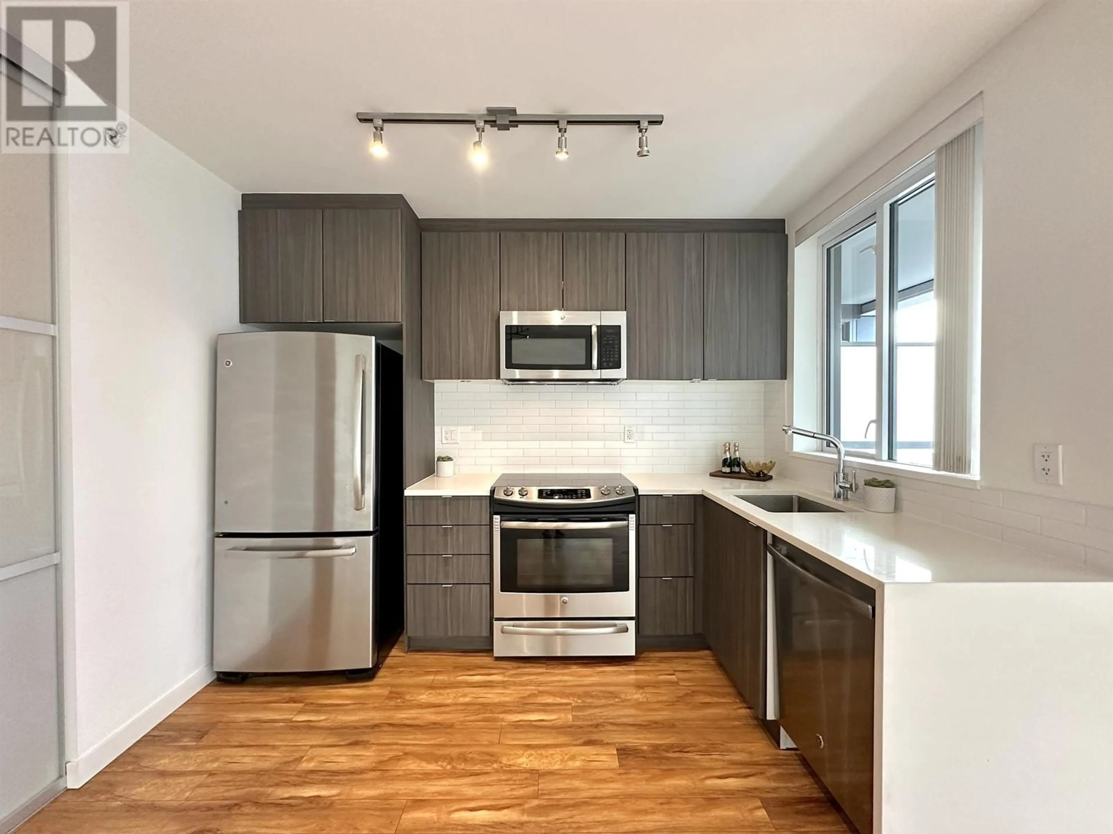 Standard kitchen, wood floors for 512 289 E 6TH AVENUE, Vancouver British Columbia V5T0E9