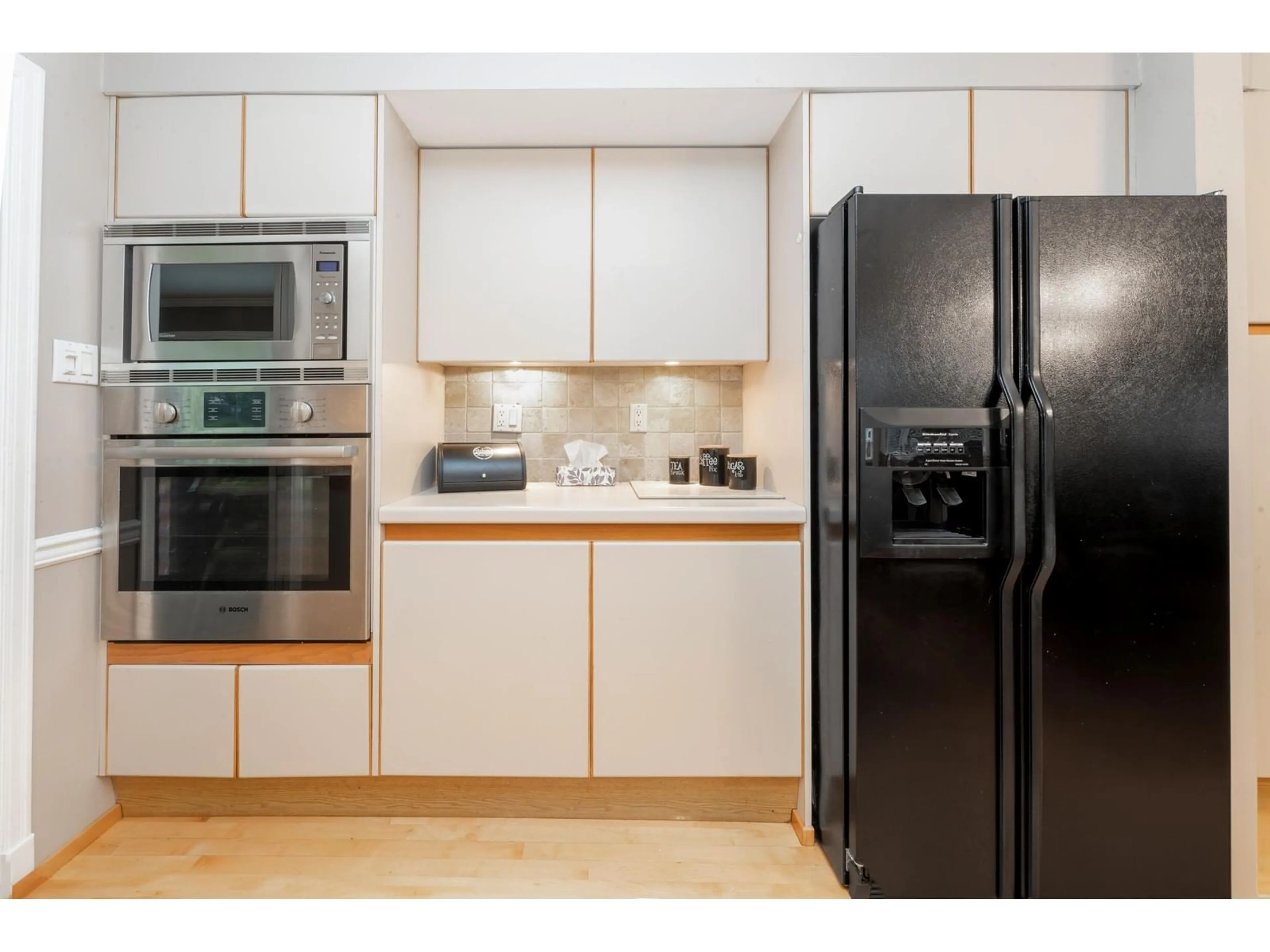 Standard kitchen, wood/laminate floor for 17352 26A, Surrey British Columbia V3Z0E6