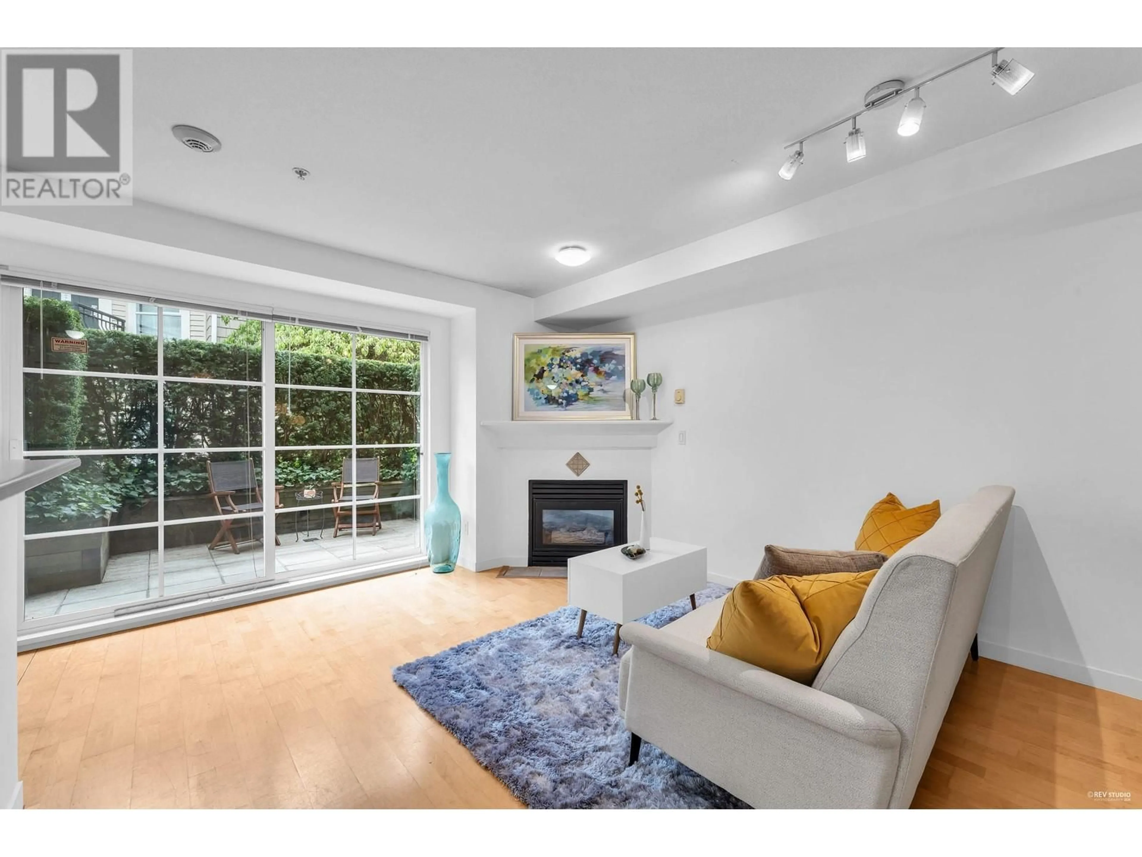 Living room, wood floors for 217 678 W 7TH AVENUE, Vancouver British Columbia V5Z1B5