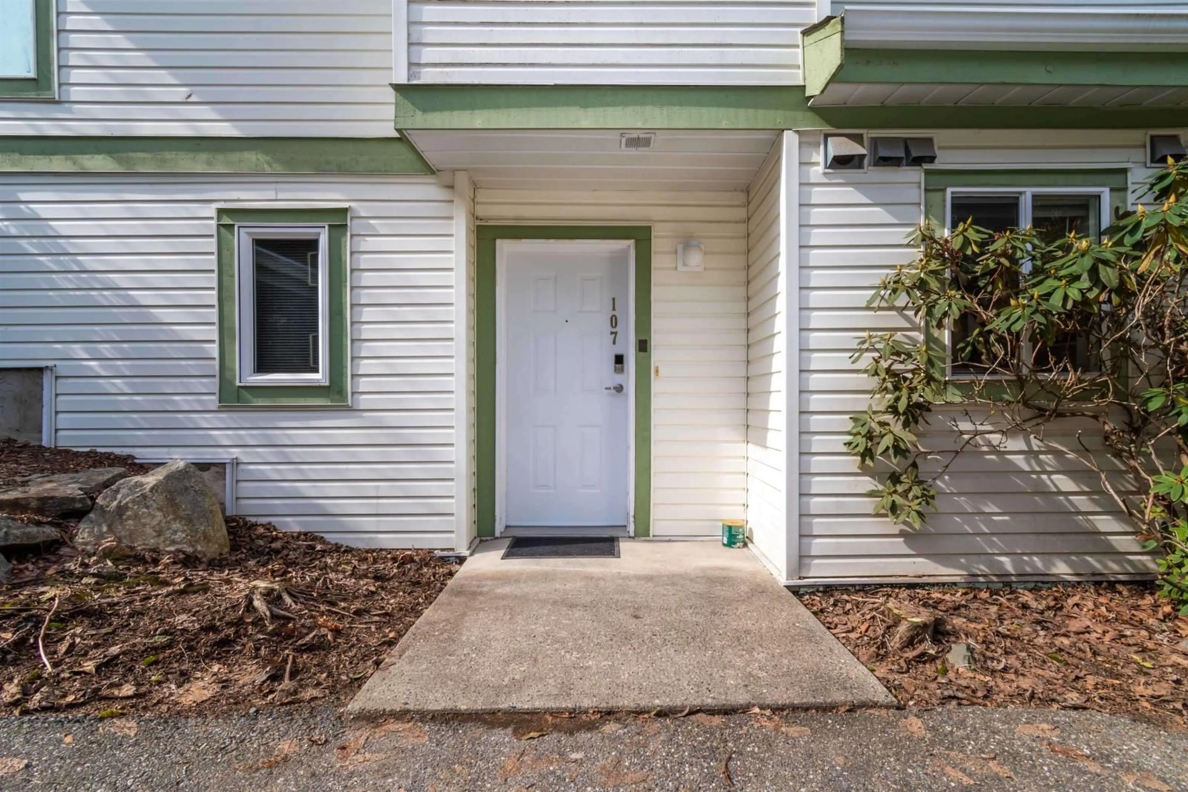 Indoor entryway for 107 - 1275 SCOTT DRIVE, Hope British Columbia V0X1L4