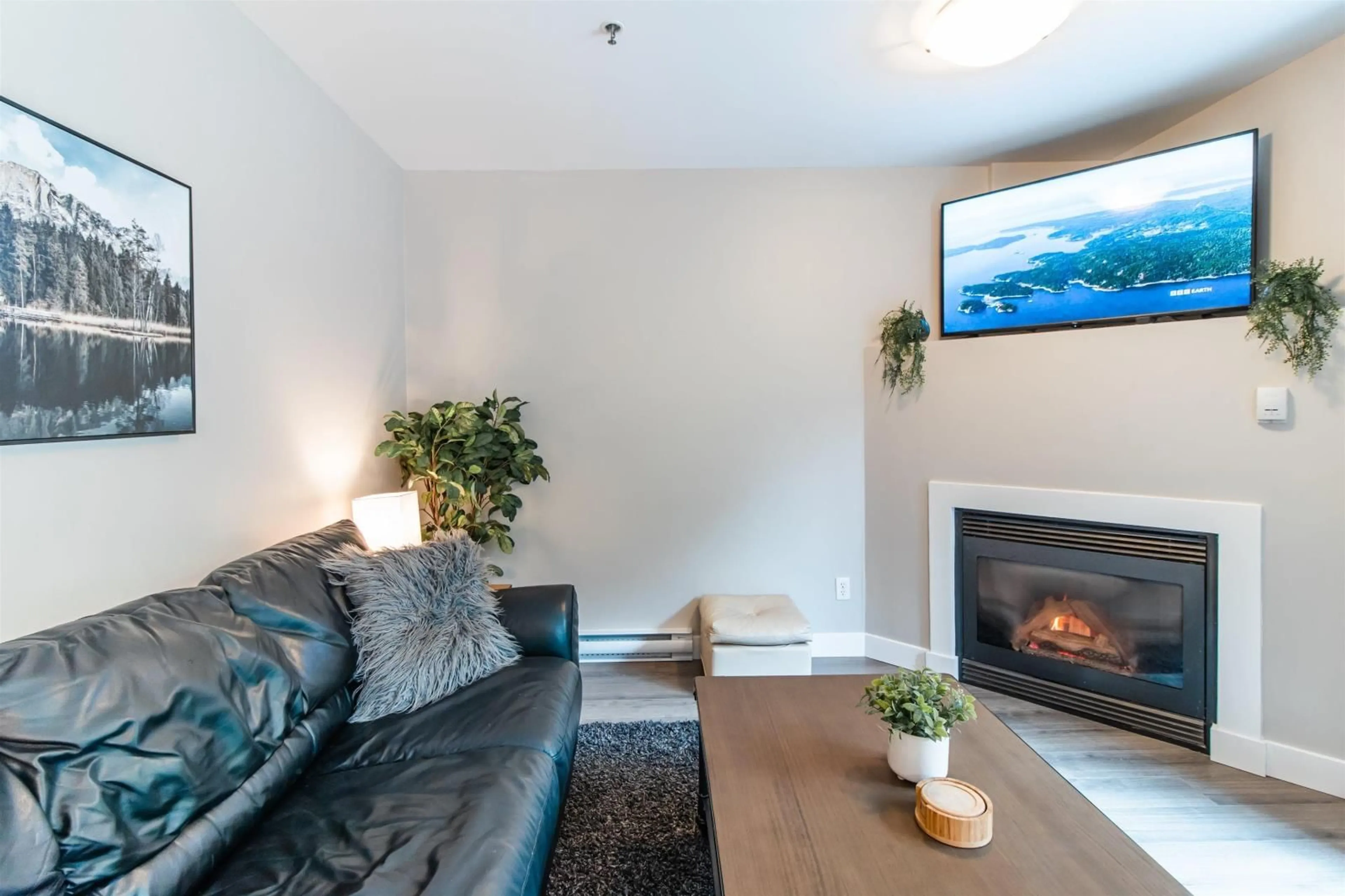 Living room with furniture, wood/laminate floor for 107 - 1275 SCOTT DRIVE, Hope British Columbia V0X1L4