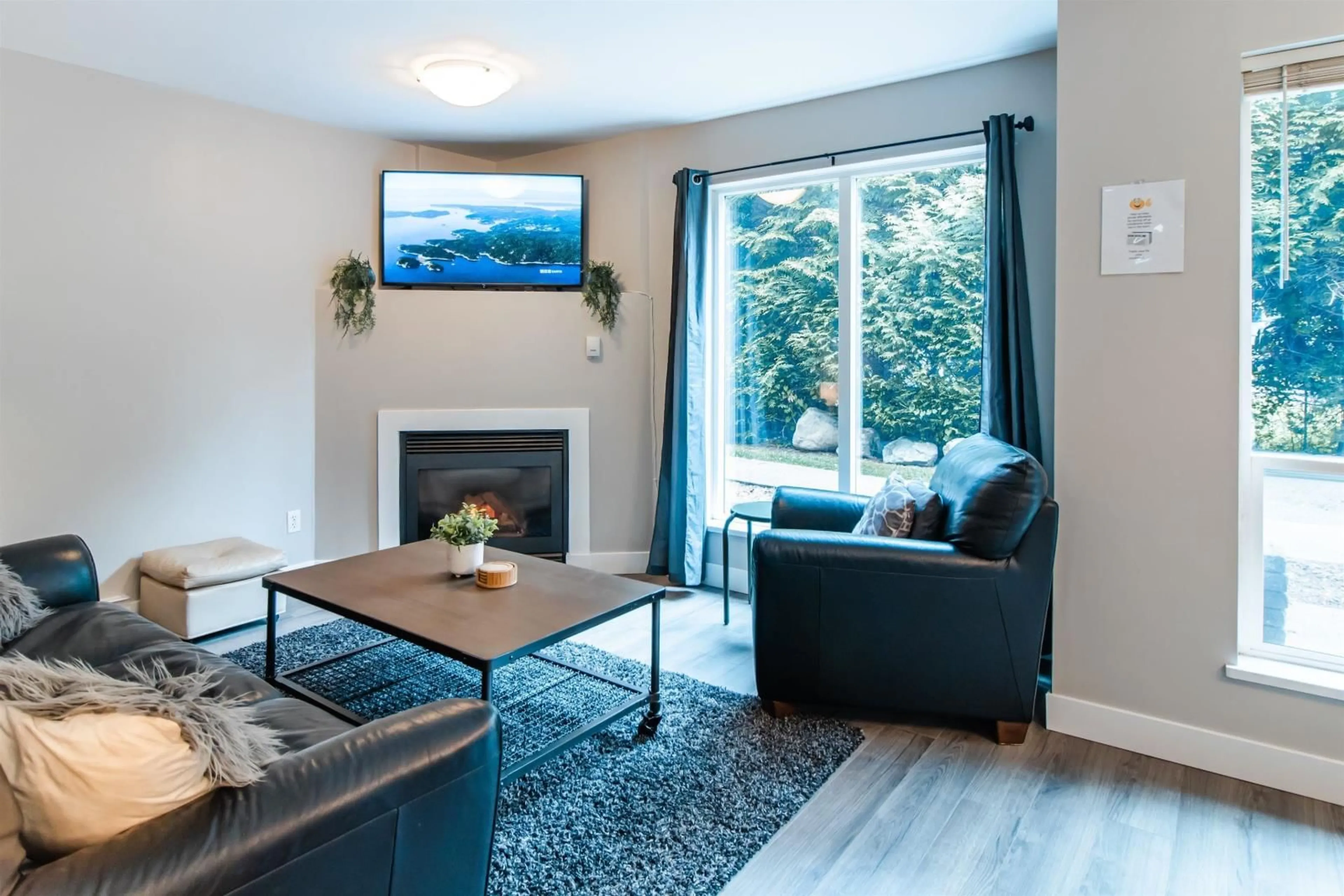 Living room with furniture, wood/laminate floor for 107 - 1275 SCOTT DRIVE, Hope British Columbia V0X1L4