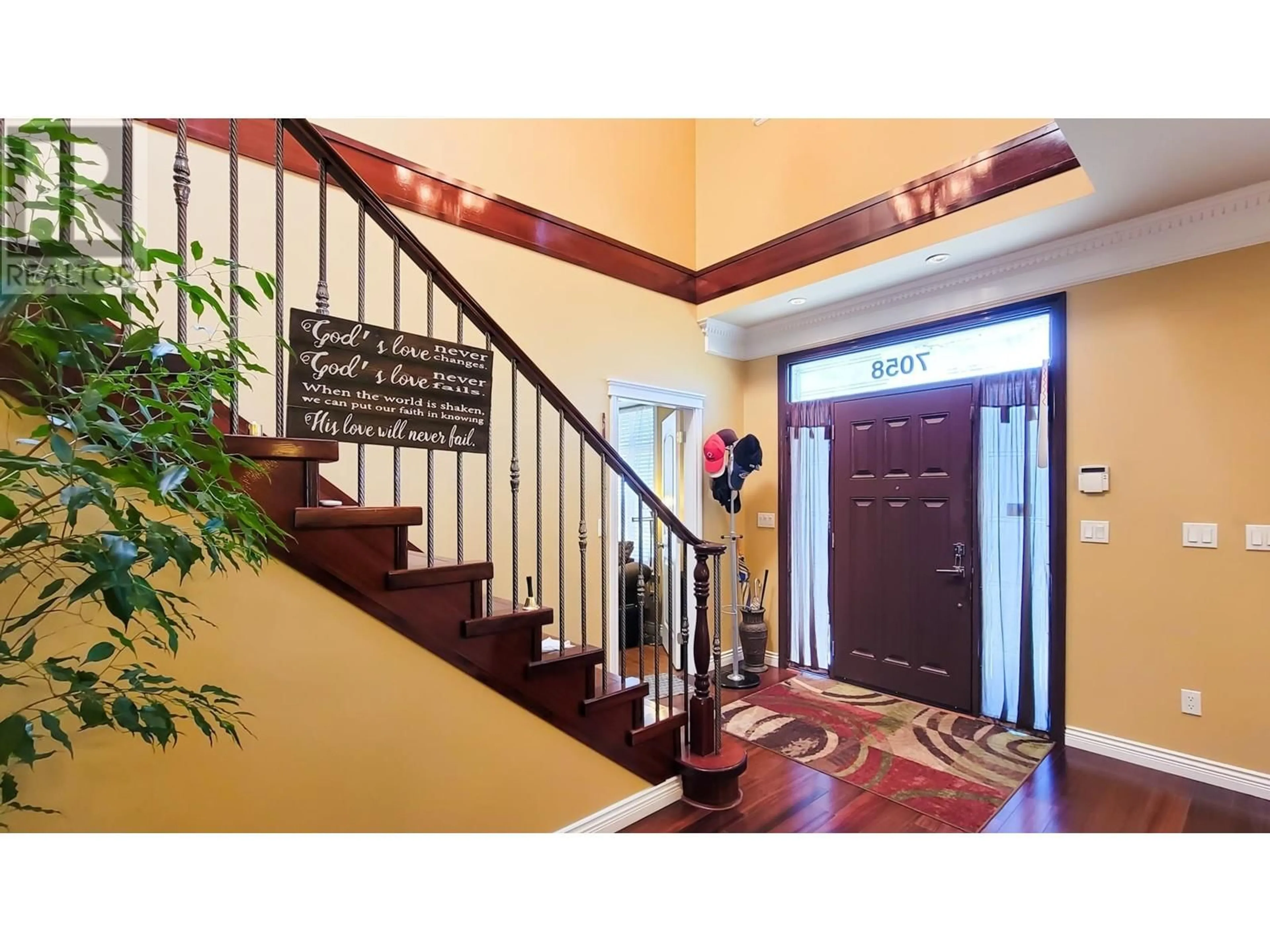 Indoor foyer, wood floors for 7058 PATTERSON AVENUE, Burnaby British Columbia V5J3N7