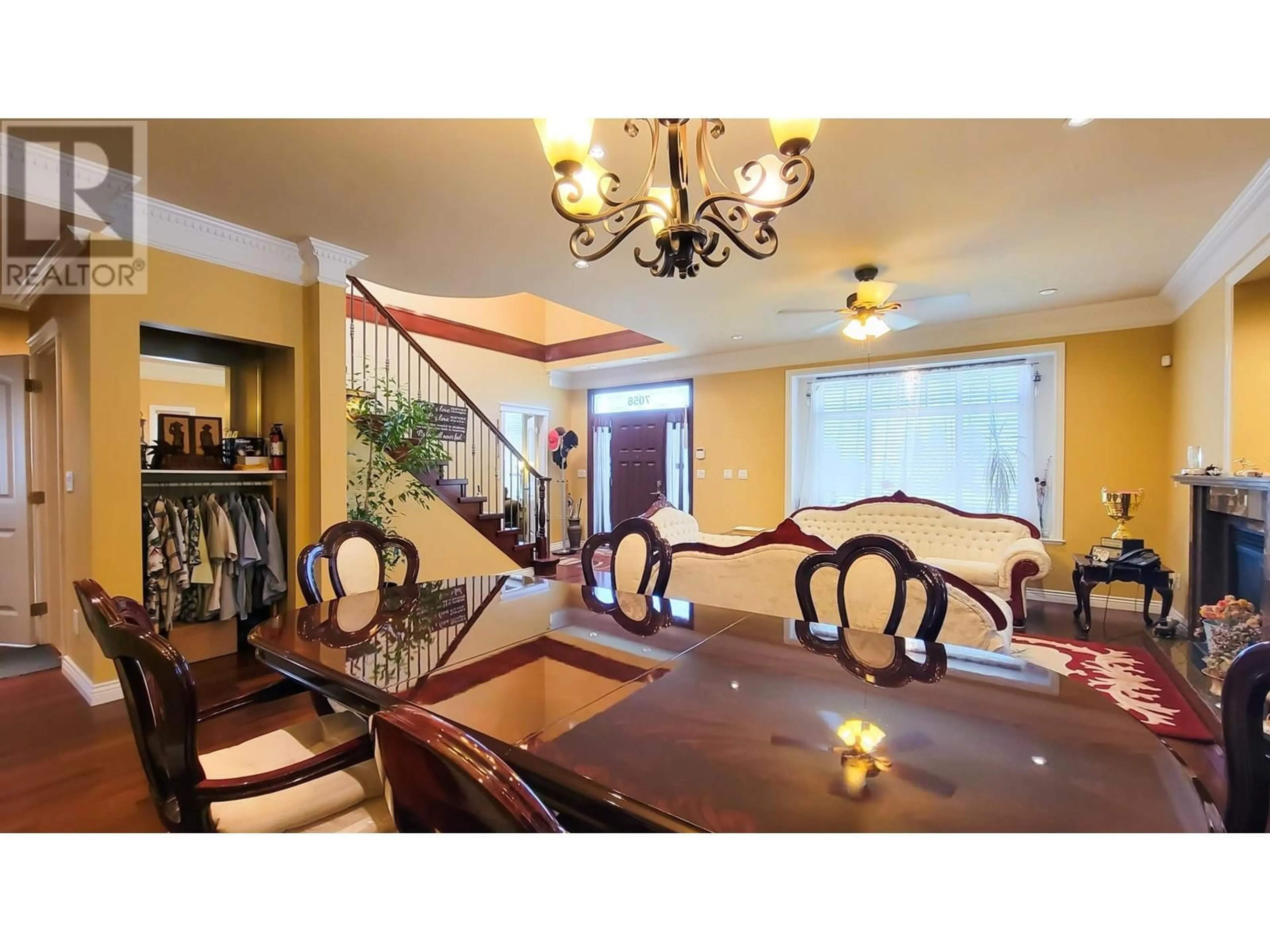 Dining room, wood floors for 7058 PATTERSON AVENUE, Burnaby British Columbia V5J3N7