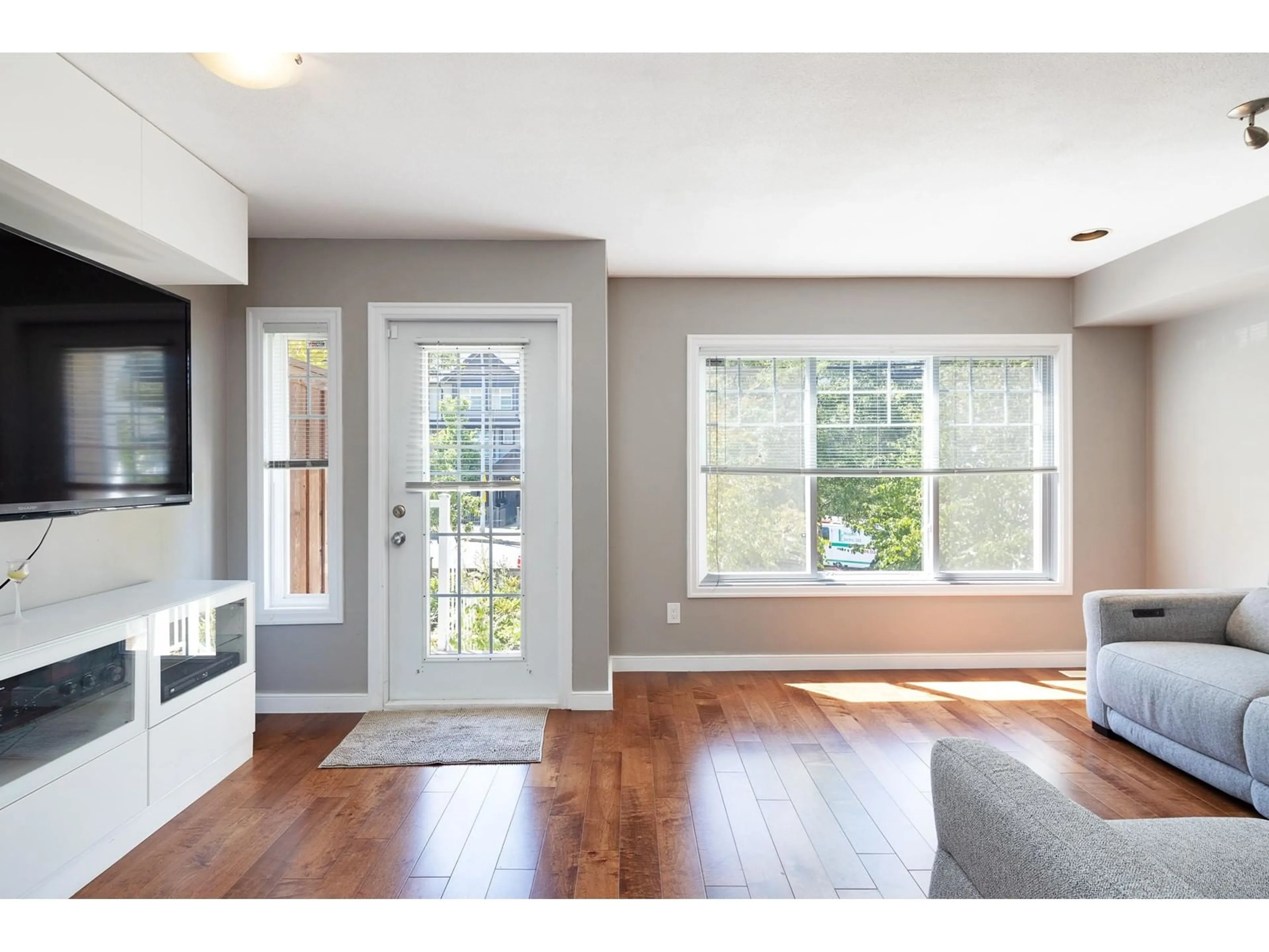 Indoor entryway, wood floors for 5 6110 138TH STREET, Surrey British Columbia V3X3V6