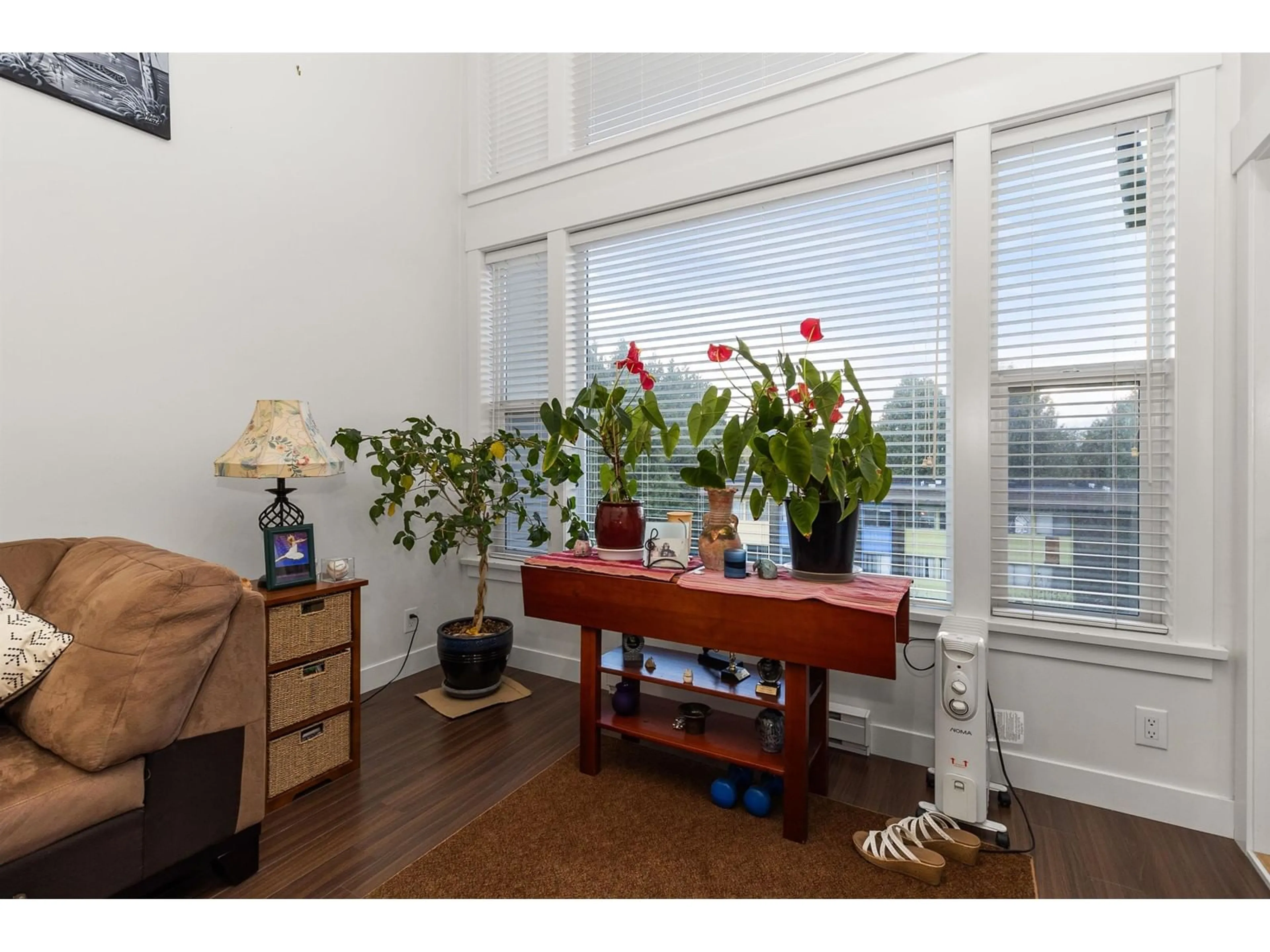 Indoor entryway, wood floors for 406 1975 MCCALLUM ROAD, Abbotsford British Columbia V2S3N3