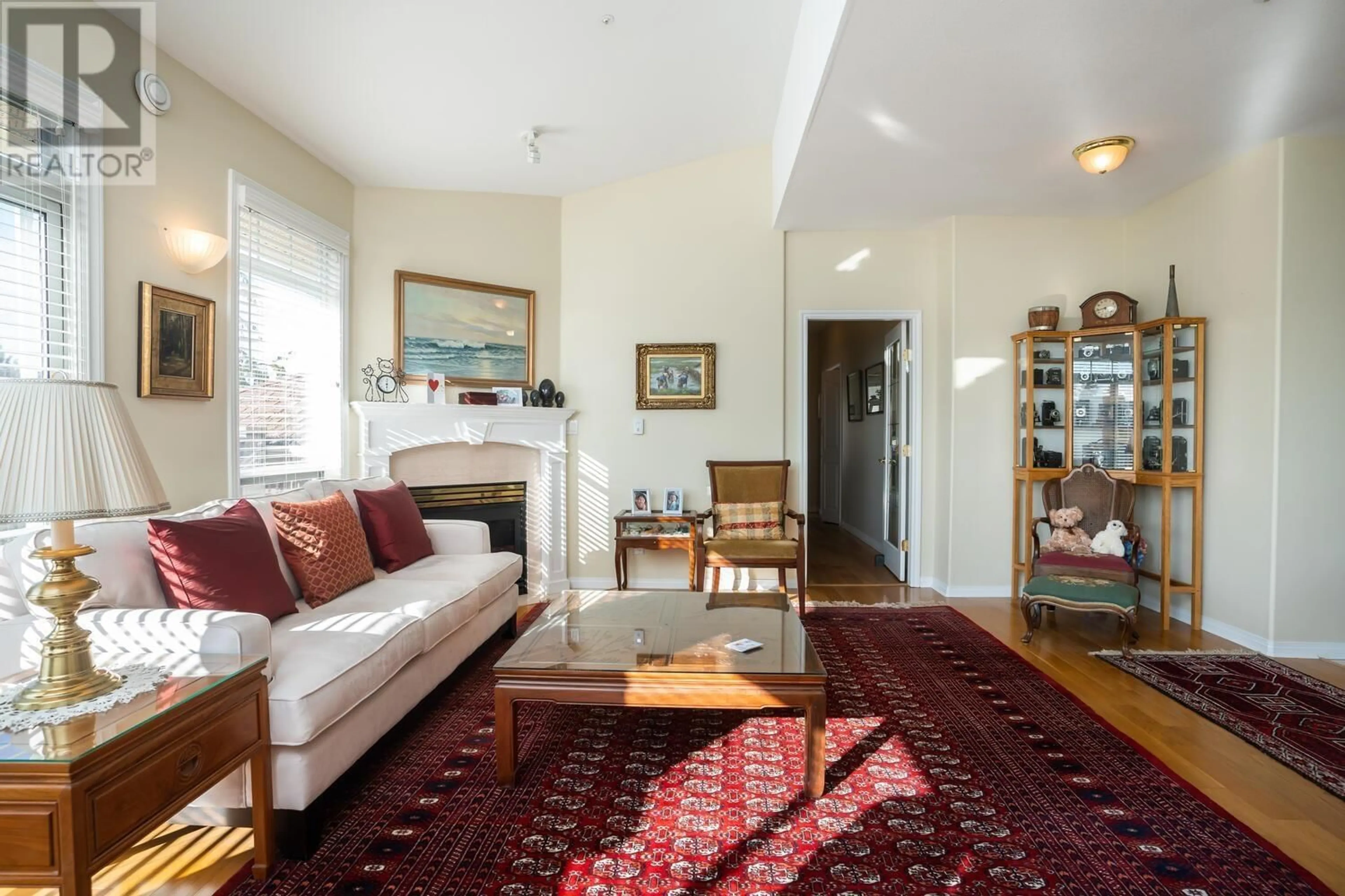 Living room, wood floors for 403 1300 HUNTER ROAD, Delta British Columbia V4L1Y8