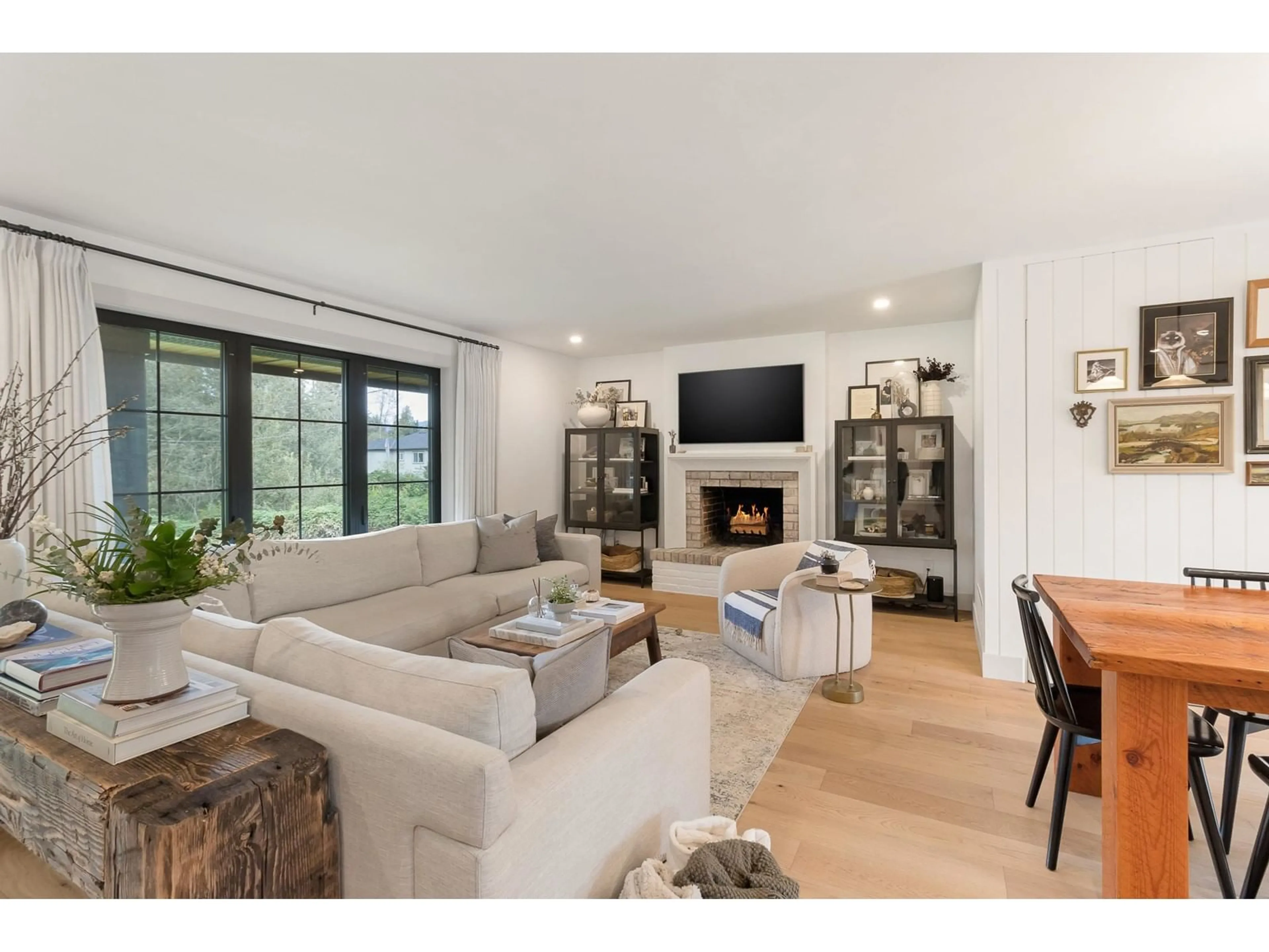 Living room, wood floors for 33496 IHLES AVENUE, Mission British Columbia V2V6Y1