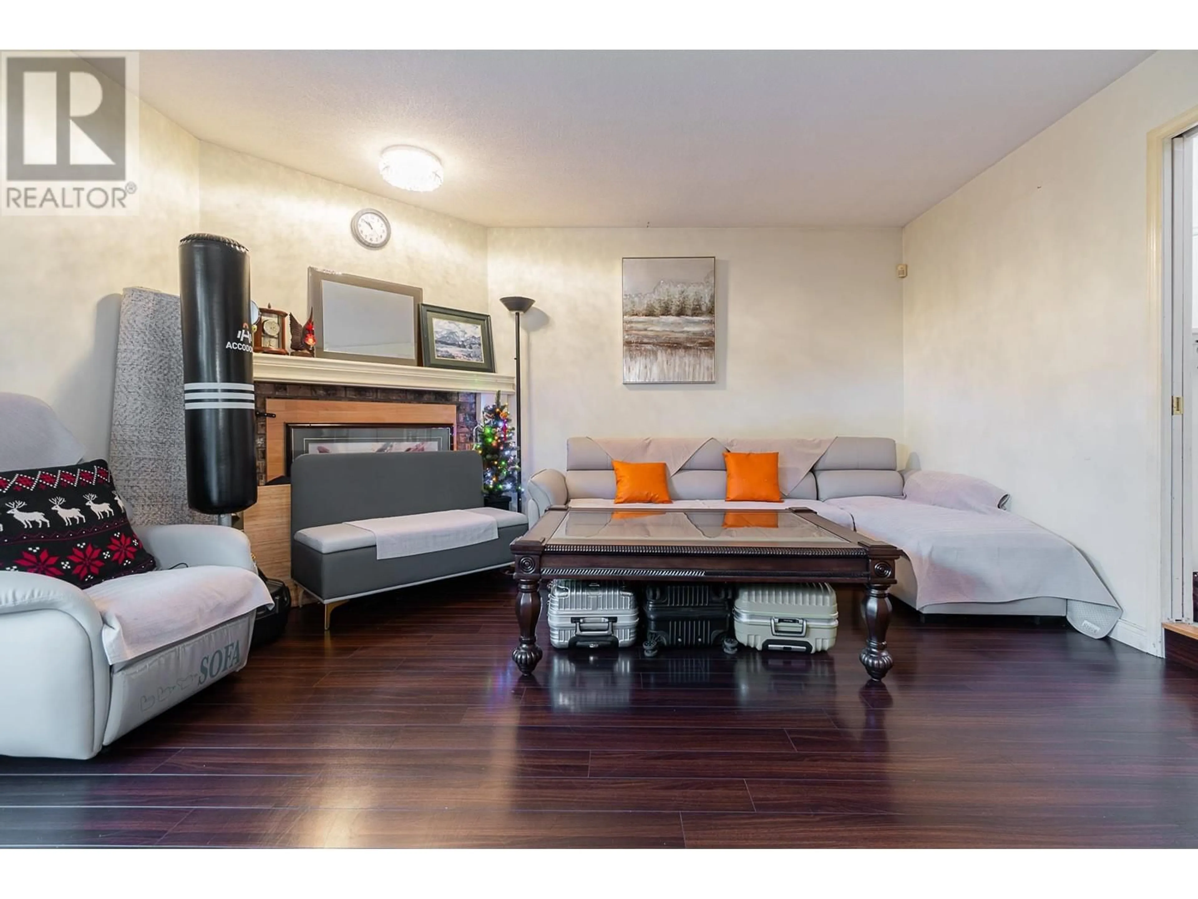 Living room with furniture, wood/laminate floor for 1 - 8771 COOK ROAD, Richmond British Columbia V6Y1V8