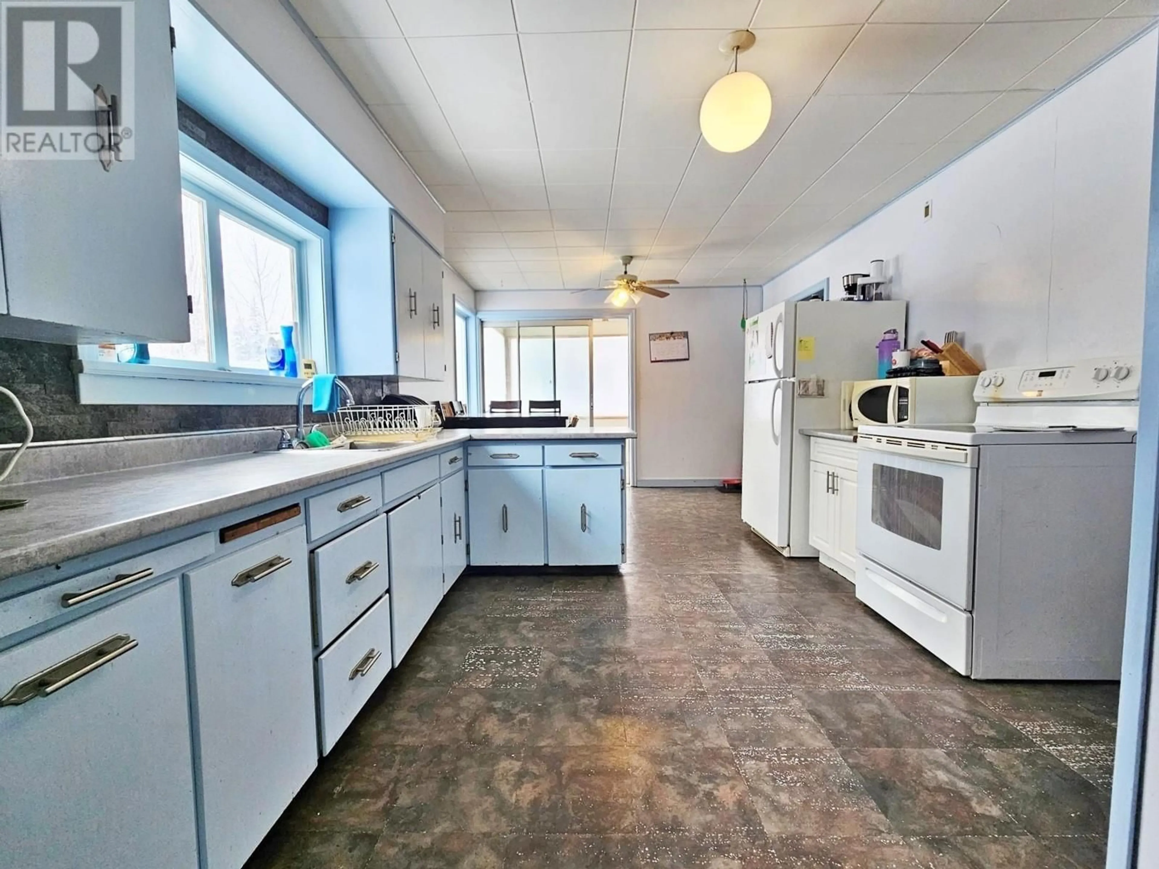 Kitchen with laundary machines, unknown for 1108 RIVER PARK ROAD, Quesnel British Columbia V2J2Y9