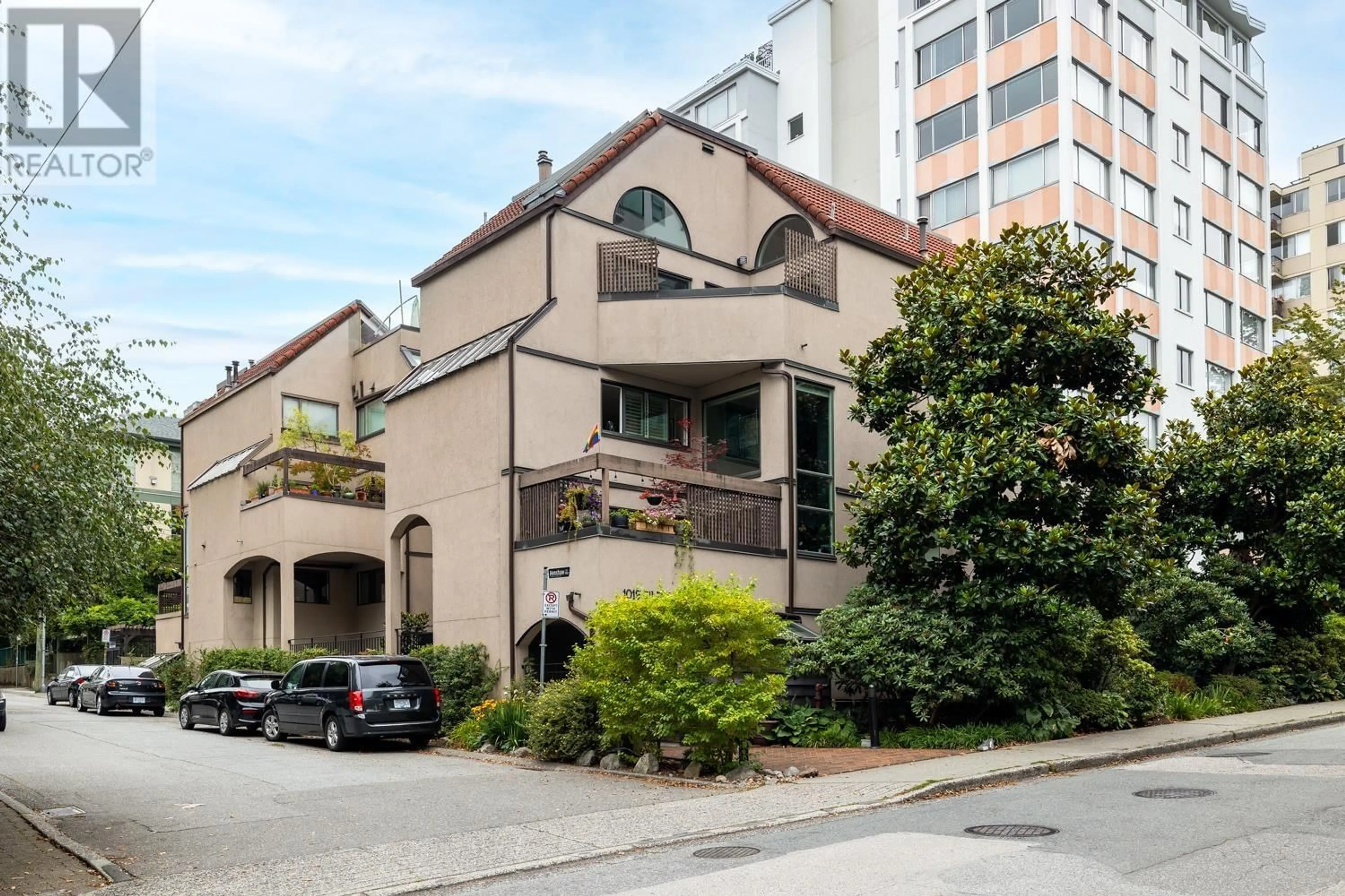 A pic from exterior of the house or condo, the street view for 8 1019 GILFORD STREET, Vancouver British Columbia V6G2P1