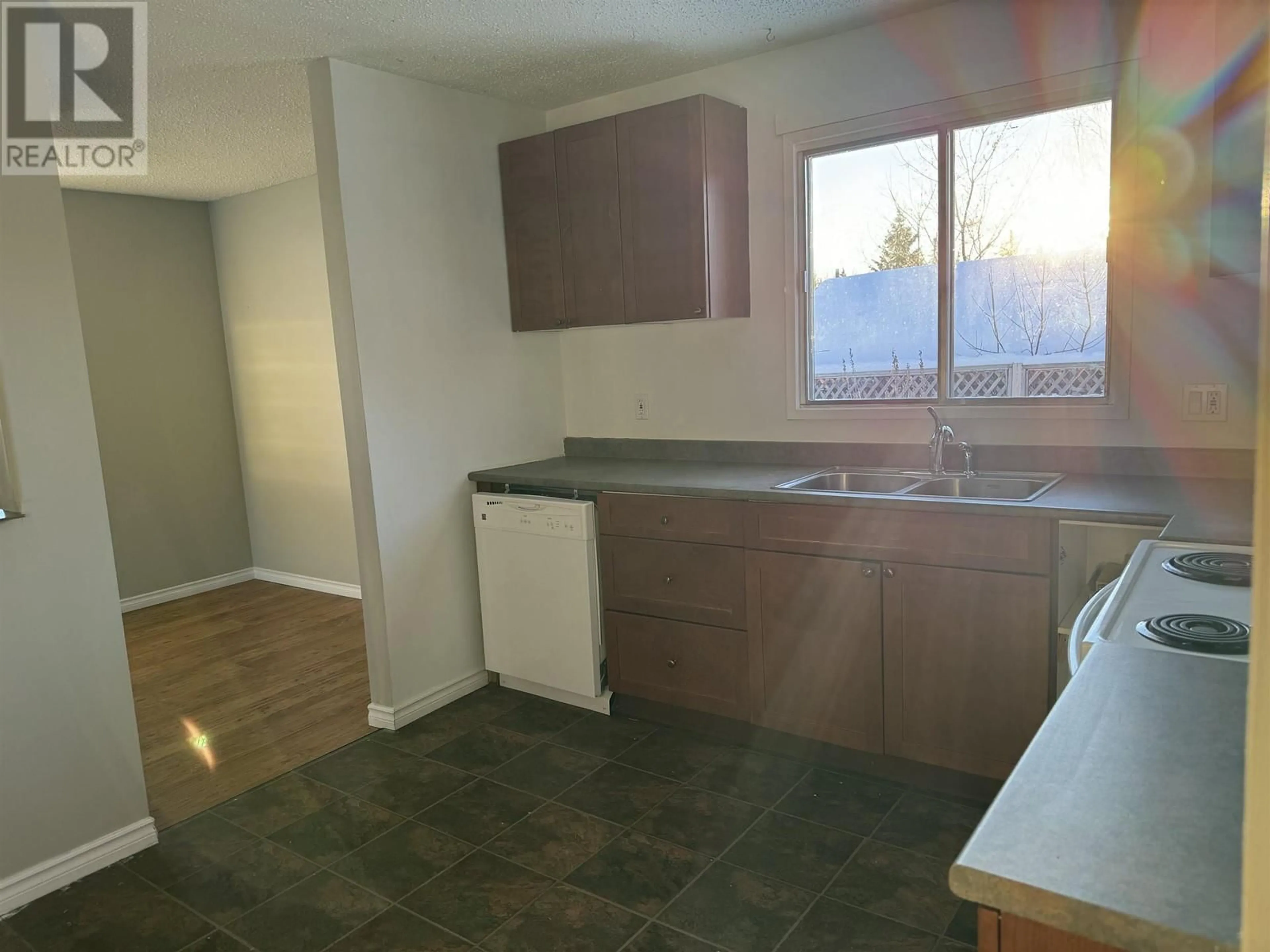 Standard kitchen, unknown floor, cottage for 114 SUMMIT CRESCENT, Mackenzie British Columbia V0J2C0