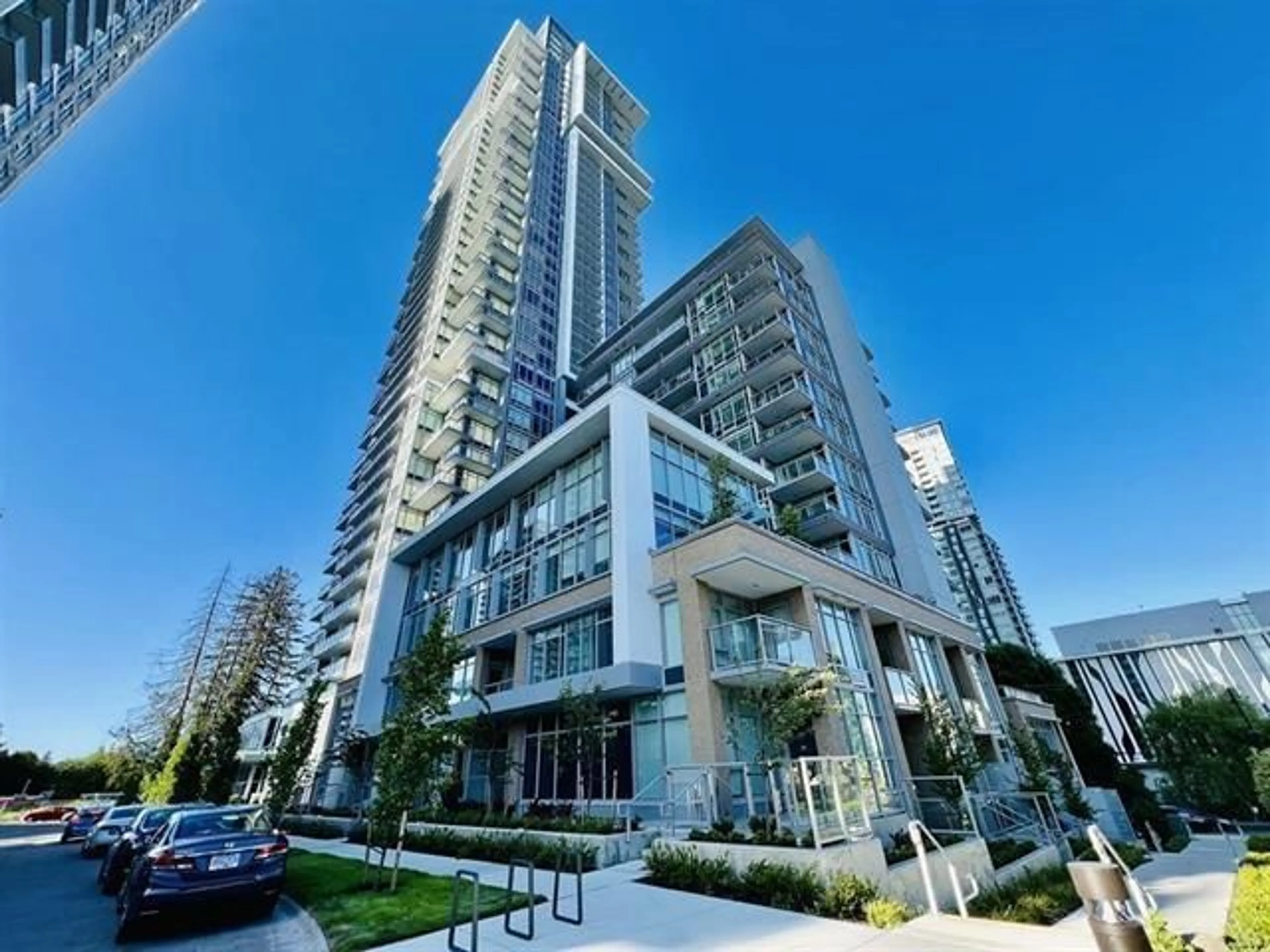 A pic from exterior of the house or condo, the front or back of building for 517 13350 CENTRAL AVENUE, Surrey British Columbia V3T0S1