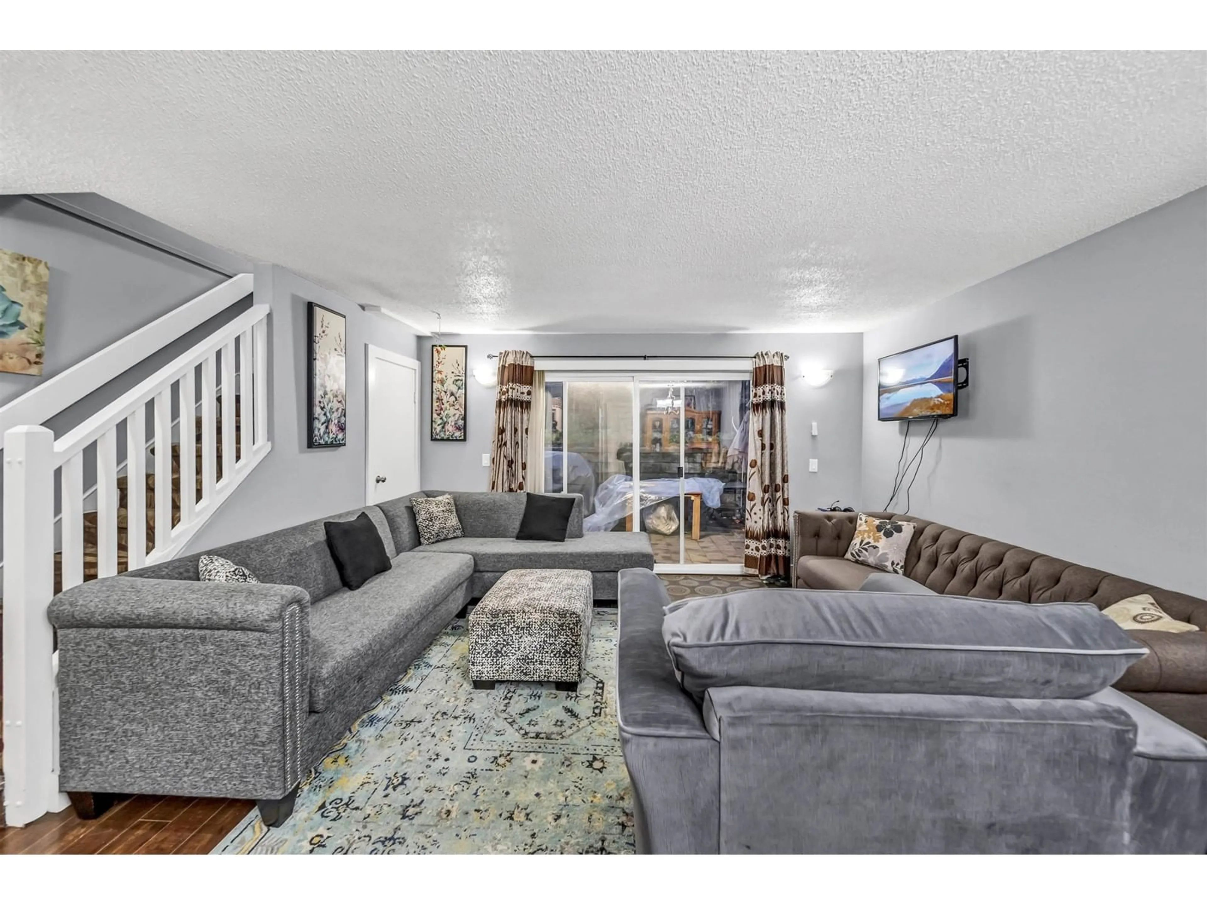 Living room, wood floors for 27 8555 KING GEORGE BOULEVARD, Surrey British Columbia V3W5C3