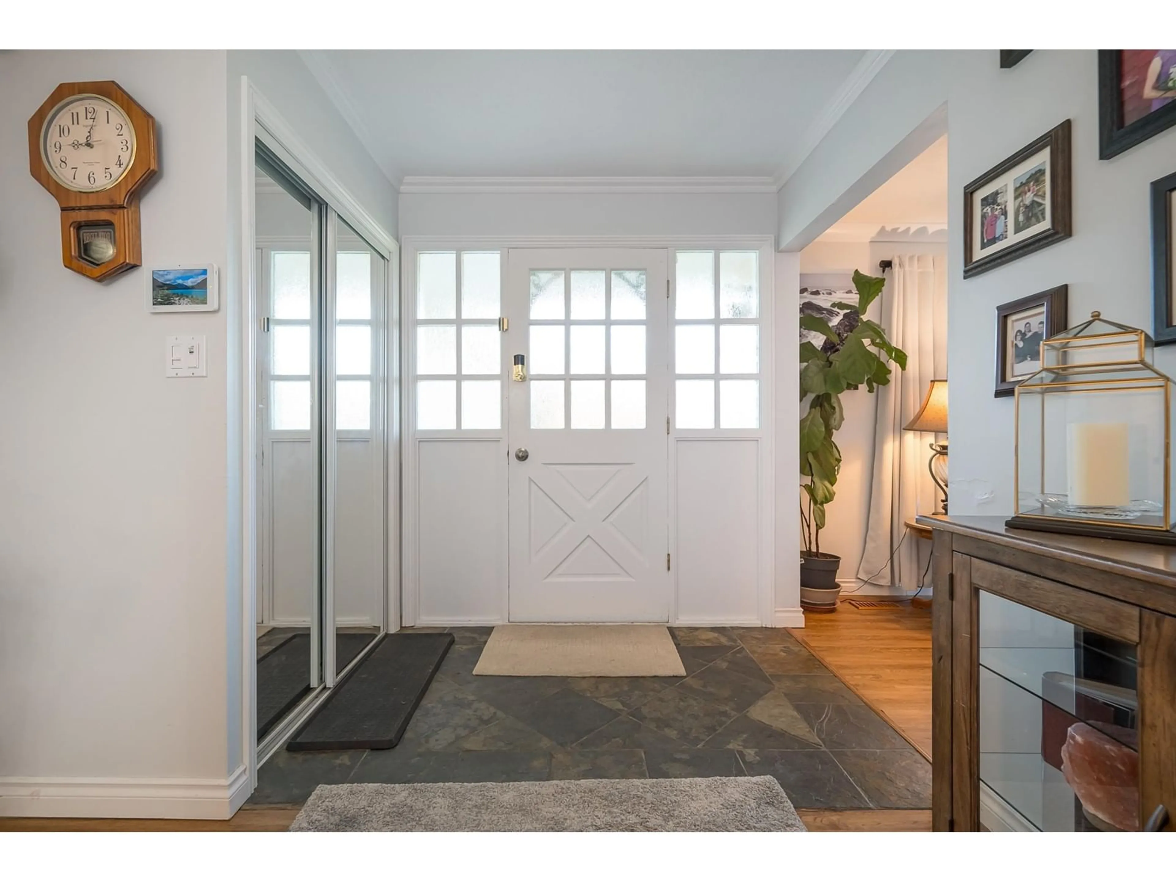 Indoor entryway, wood floors for 34843 ORCHARD DRIVE, Abbotsford British Columbia V3G2B4