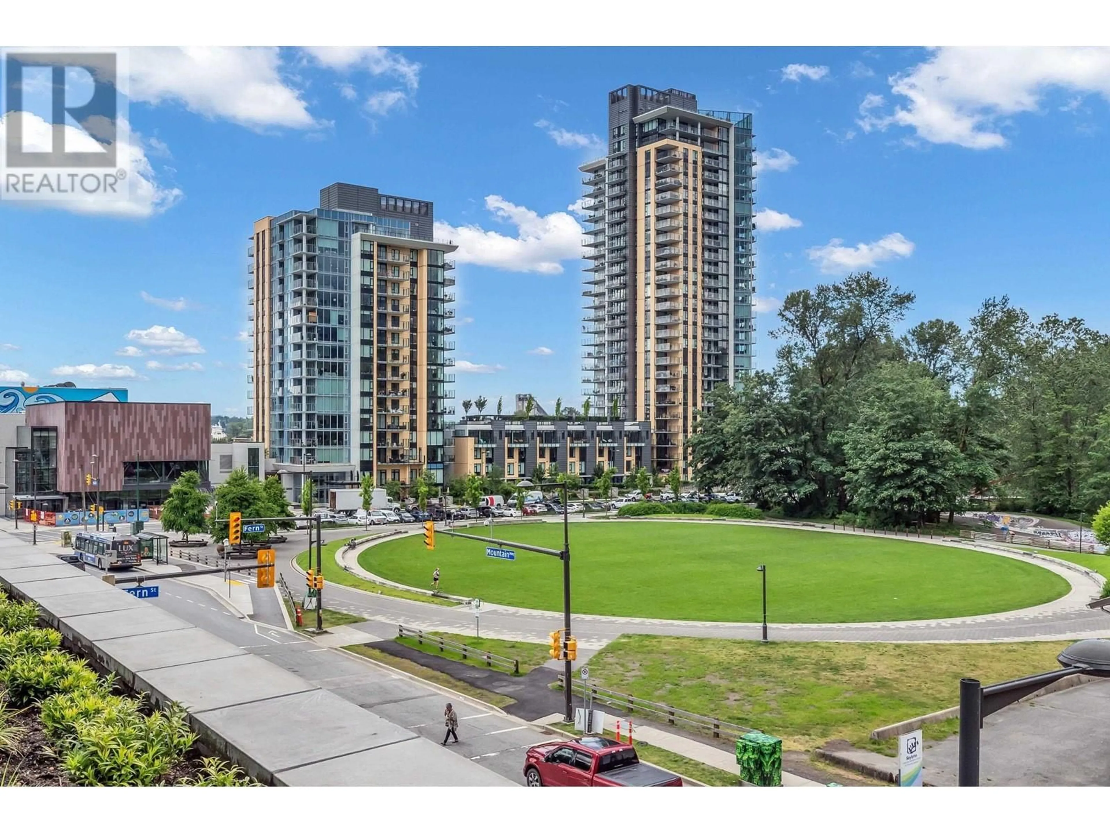 A pic from exterior of the house or condo, the view of city buildings for 301 1500 FERN STREET, North Vancouver British Columbia V7J1H6