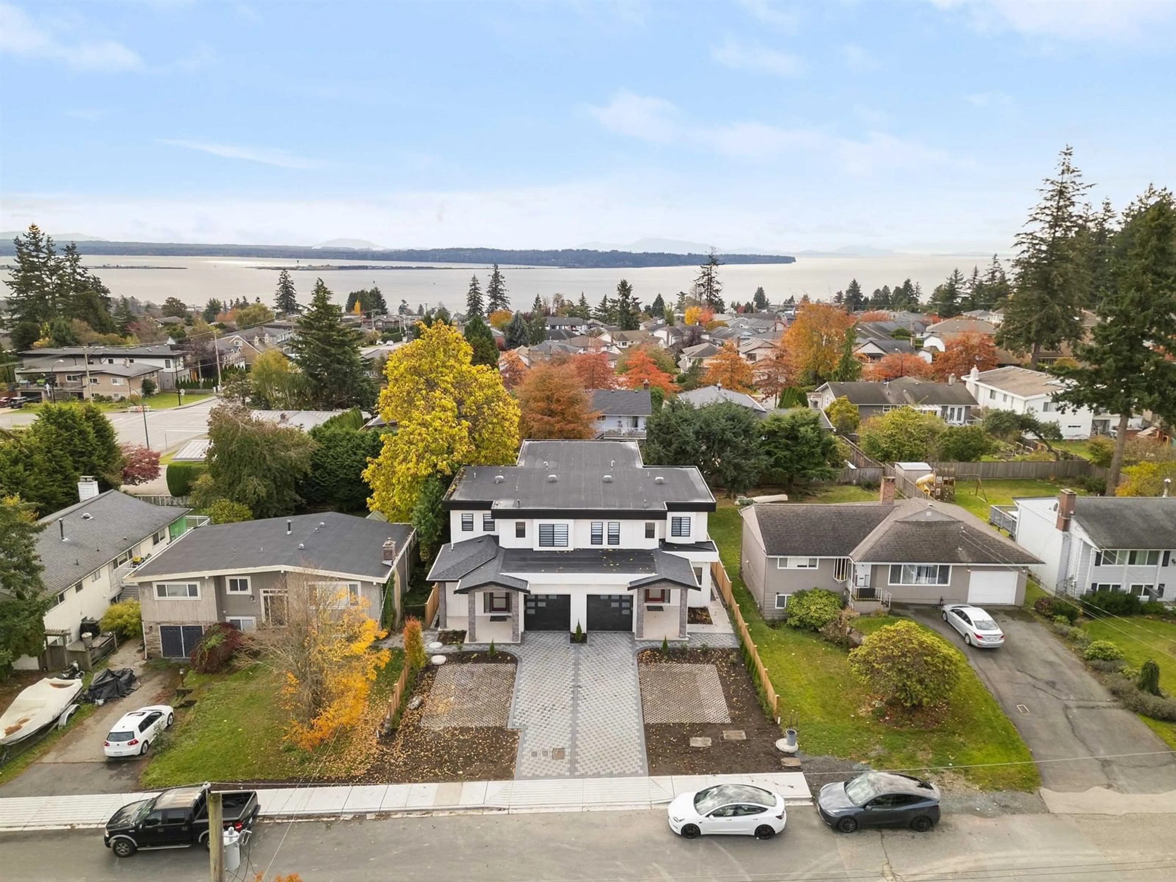 Frontside or backside of a home, the street view for 15570A OXENHAM AVENUE, White Rock British Columbia V4B2J3