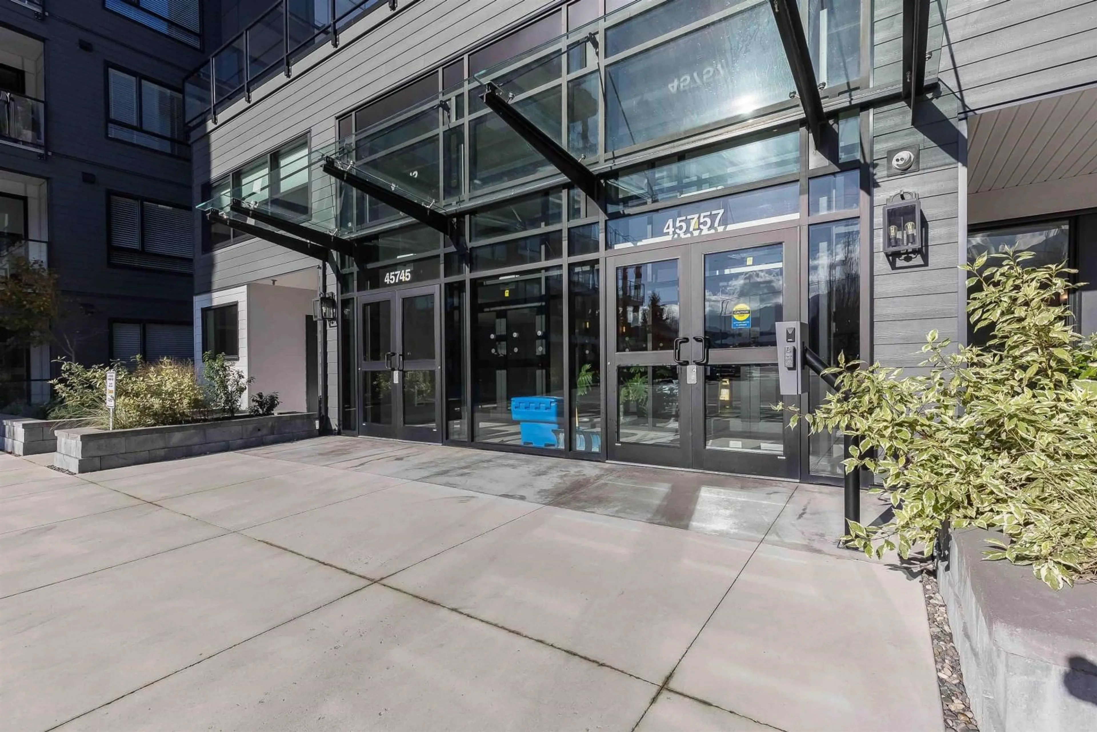 Indoor lobby, cement floor for 201 45757 WATSON ROAD, Chilliwack British Columbia V2R6H1