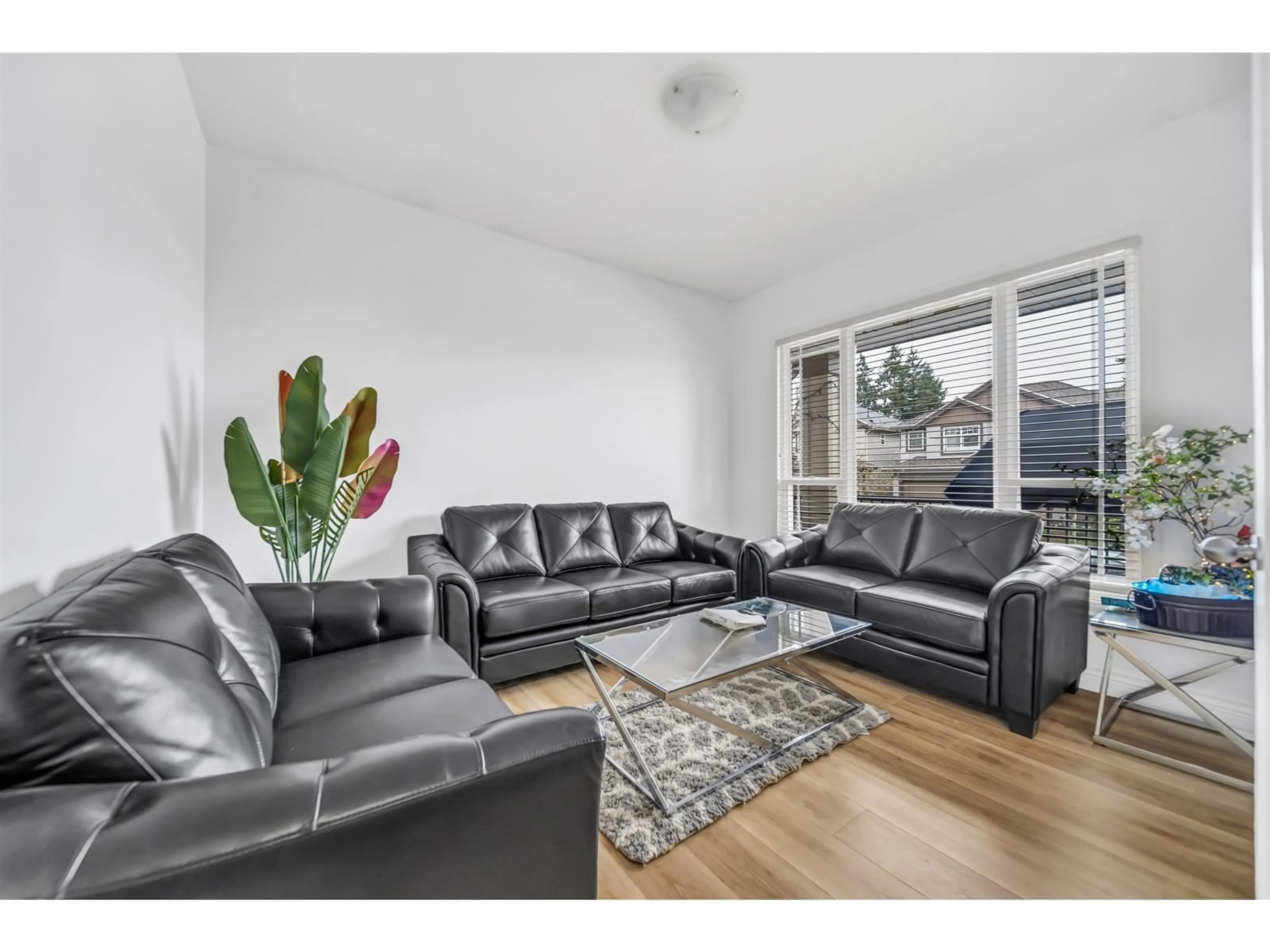 Living room, wood floors for 7113 147 STREET, Surrey British Columbia V3S4P7