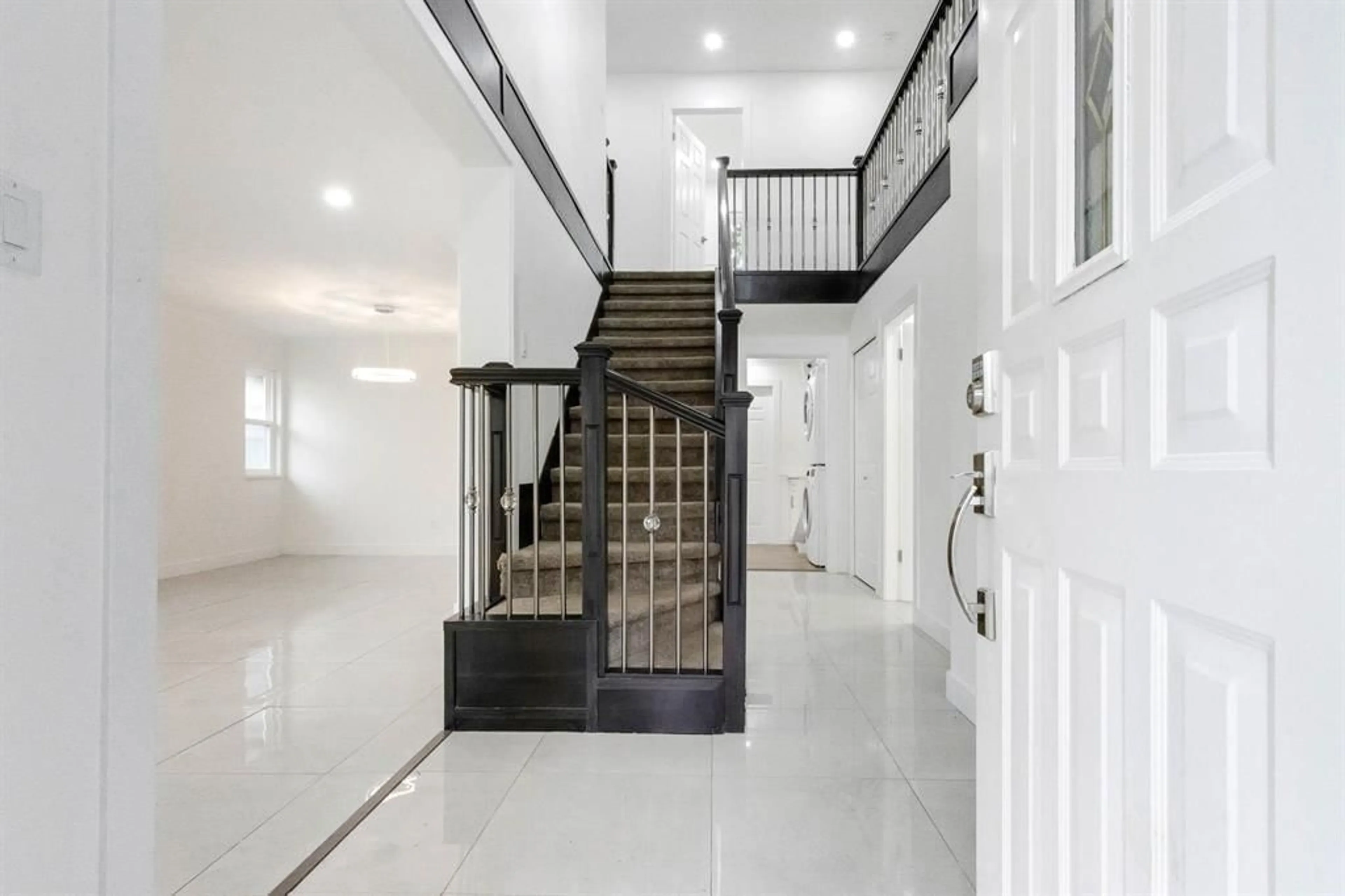 Indoor foyer, cement floor for 6138 134A STREET, Surrey British Columbia V3X1L9