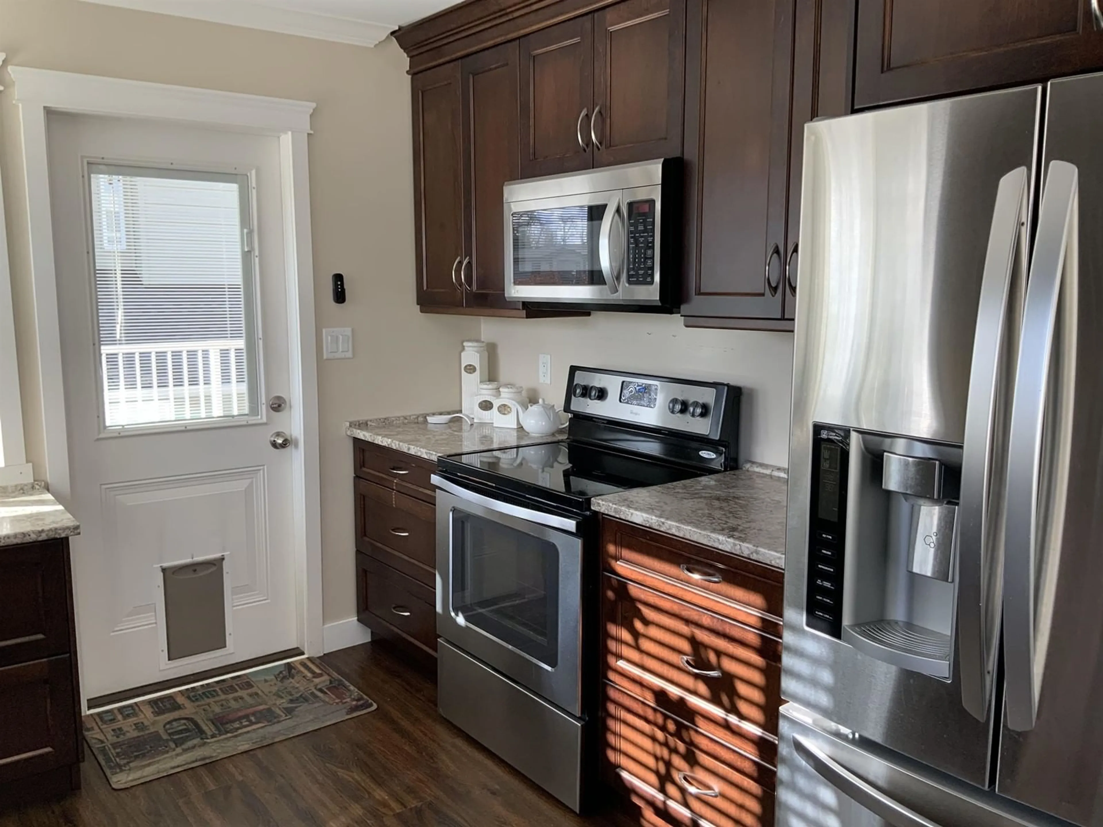 Standard kitchen, wood floors, cottage for 31889 STARLING AVENUE, Mission British Columbia V2V4T8