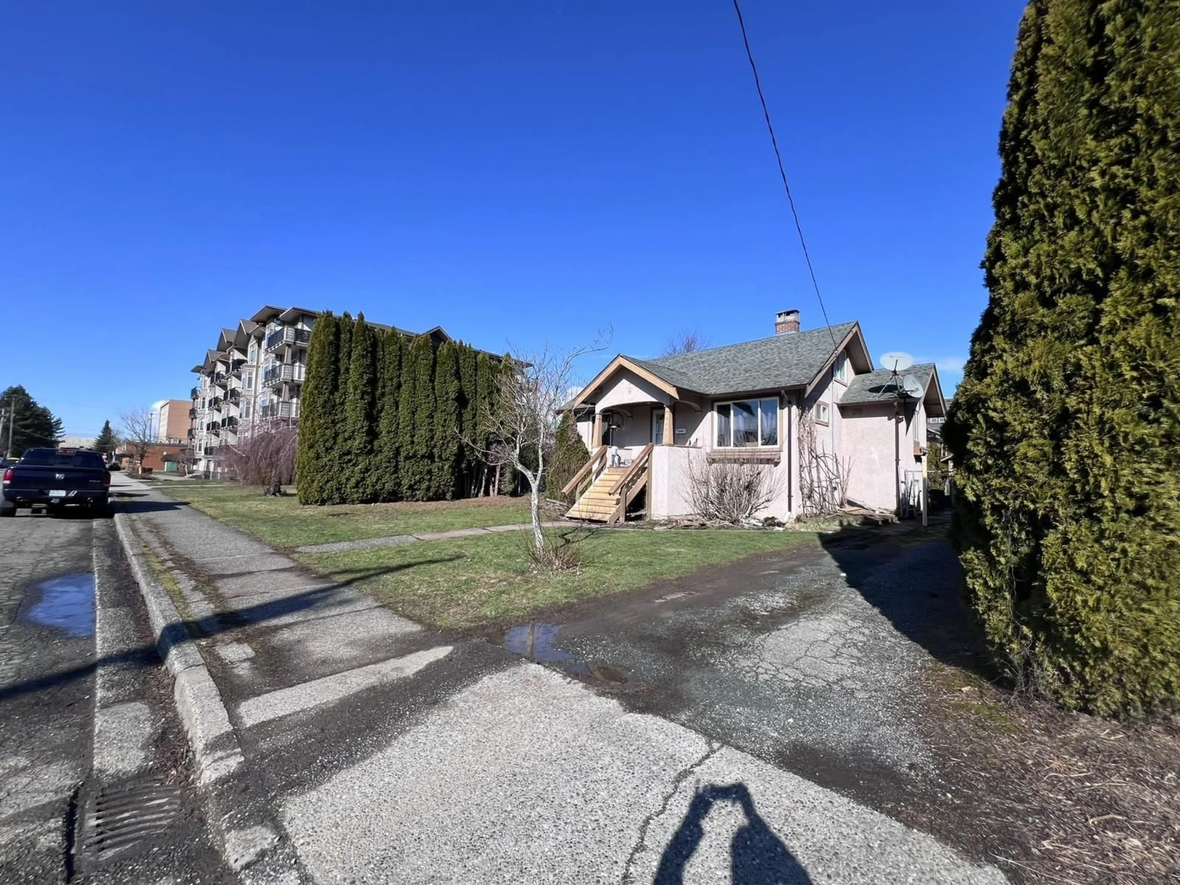 Frontside or backside of a home, the street view for 46053 SECOND AVENUE, Chilliwack British Columbia V2P1S6