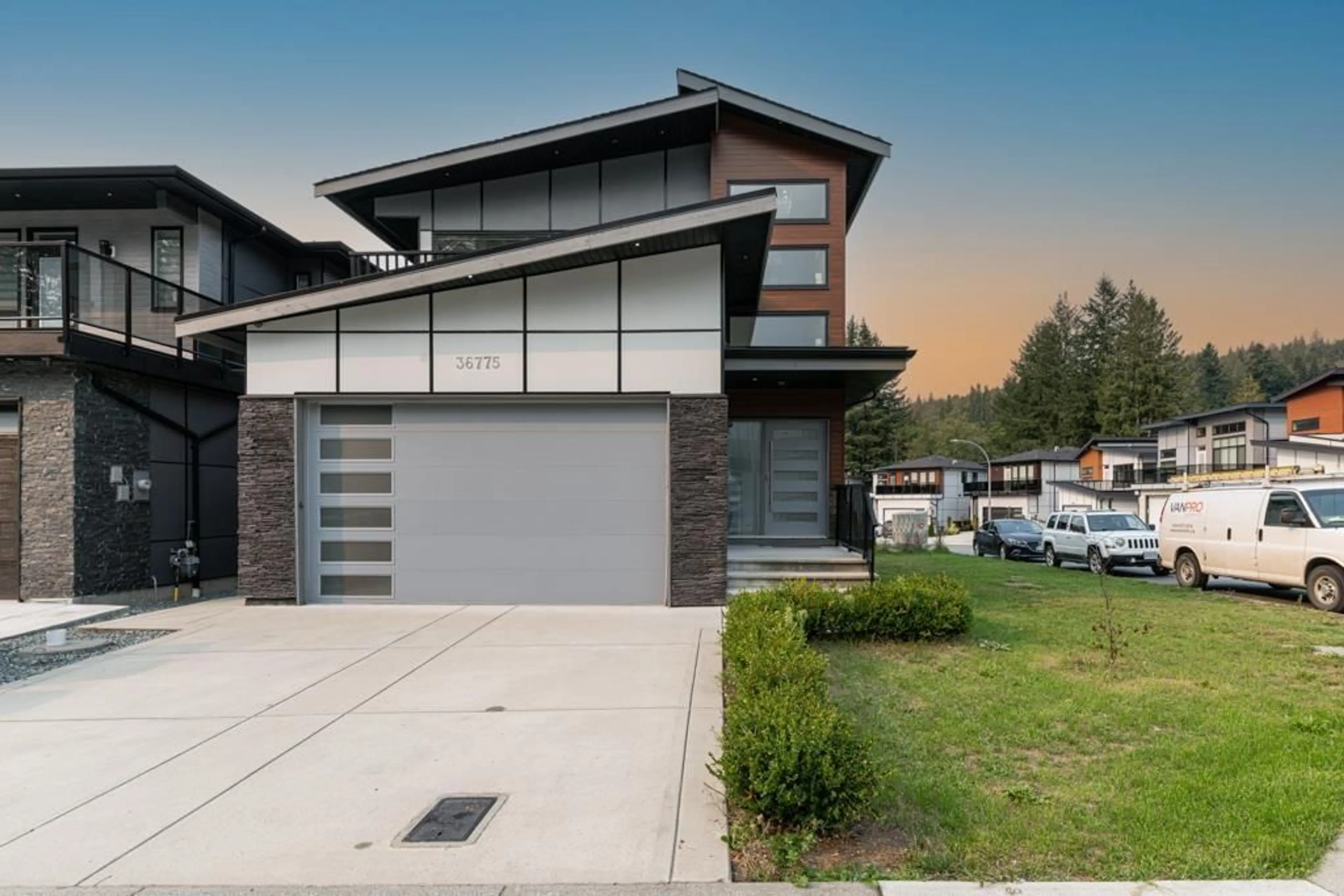 Frontside or backside of a home, the street view for 36775 DIANNE BROOK AVENUE, Abbotsford British Columbia V3G0H4