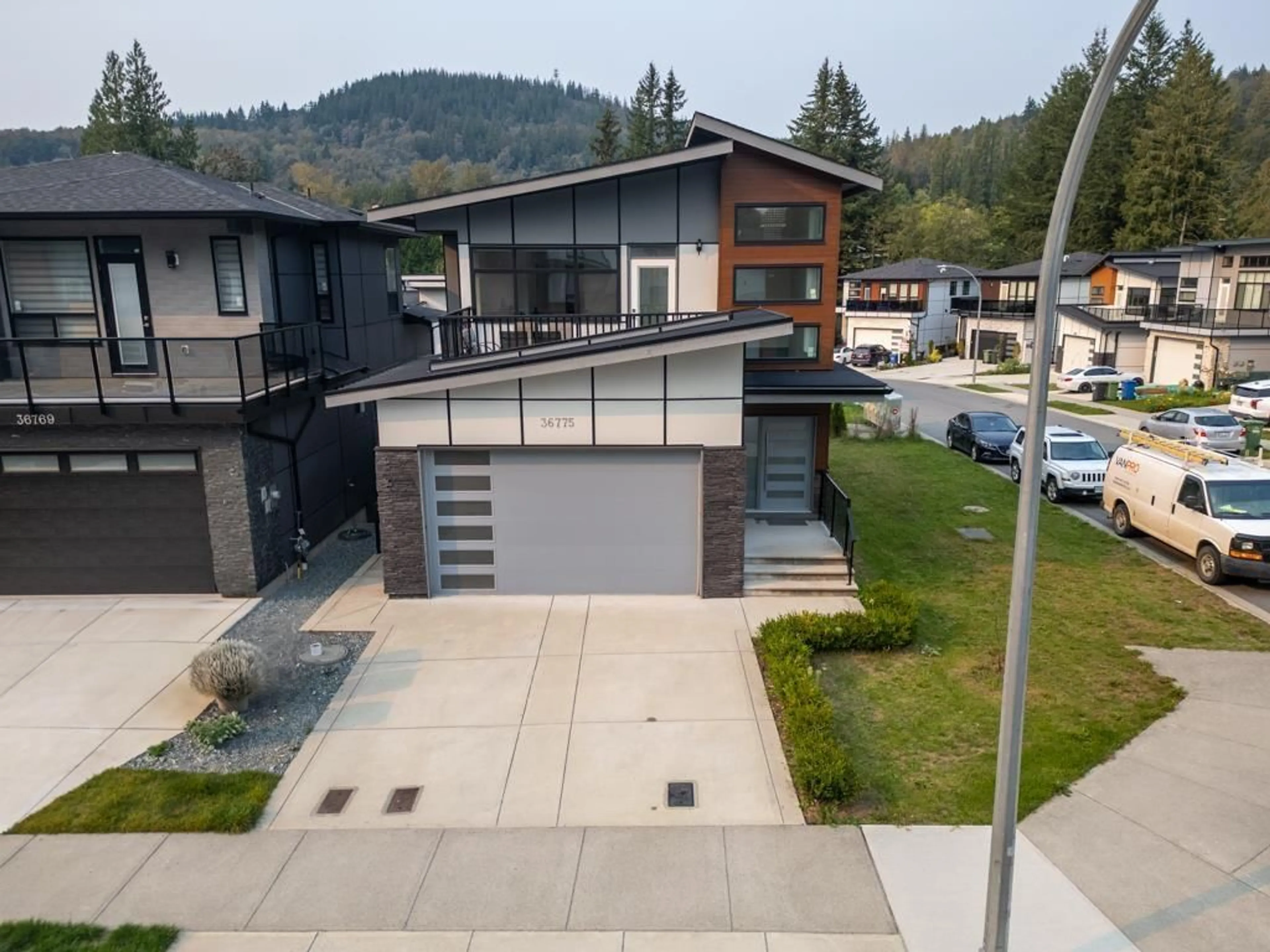 Frontside or backside of a home, the street view for 36775 DIANNE BROOK AVENUE, Abbotsford British Columbia V3G0H4