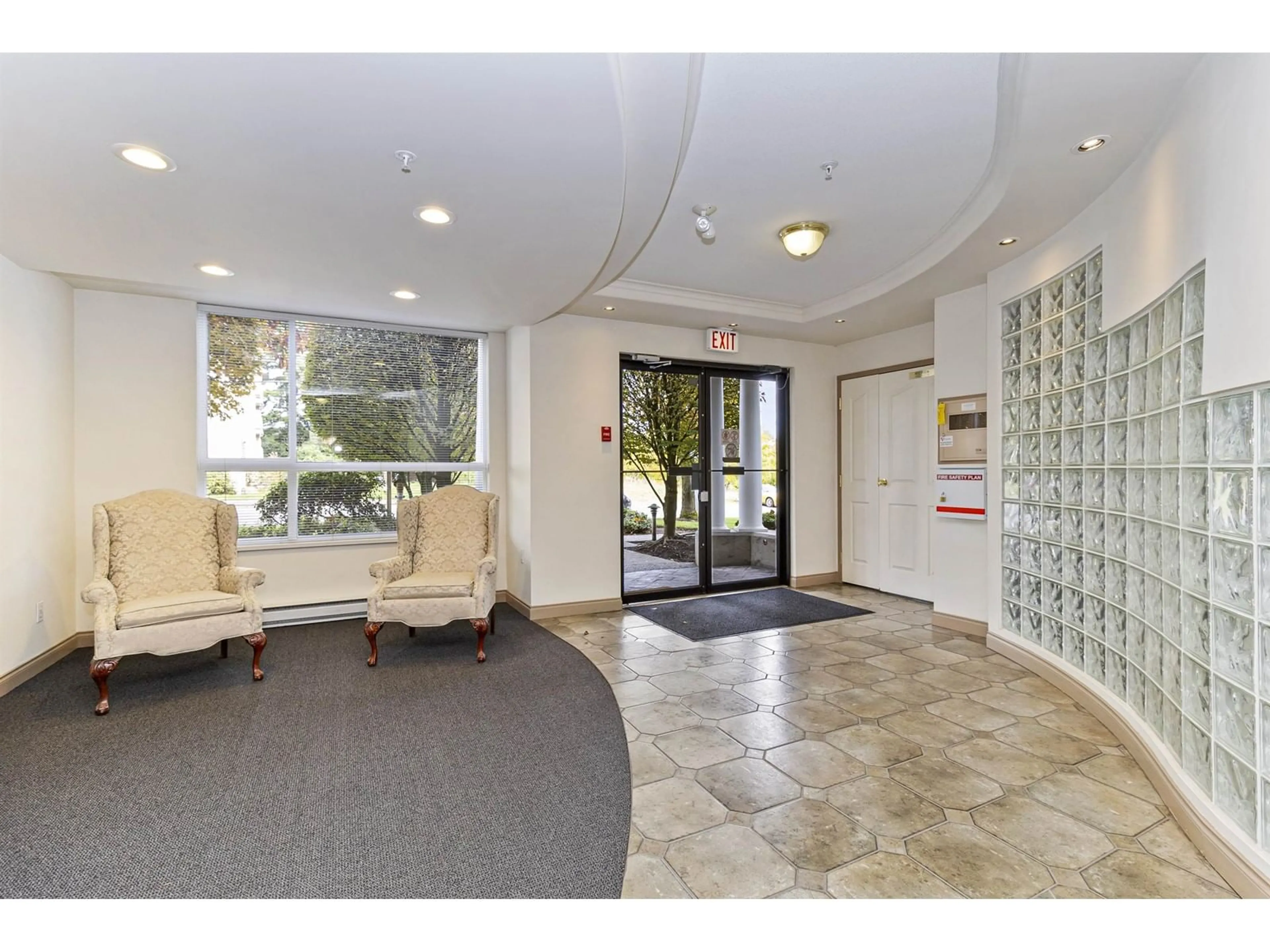Indoor foyer for 103 - 32120 MT WADDINGTON, Abbotsford British Columbia V2T2E8